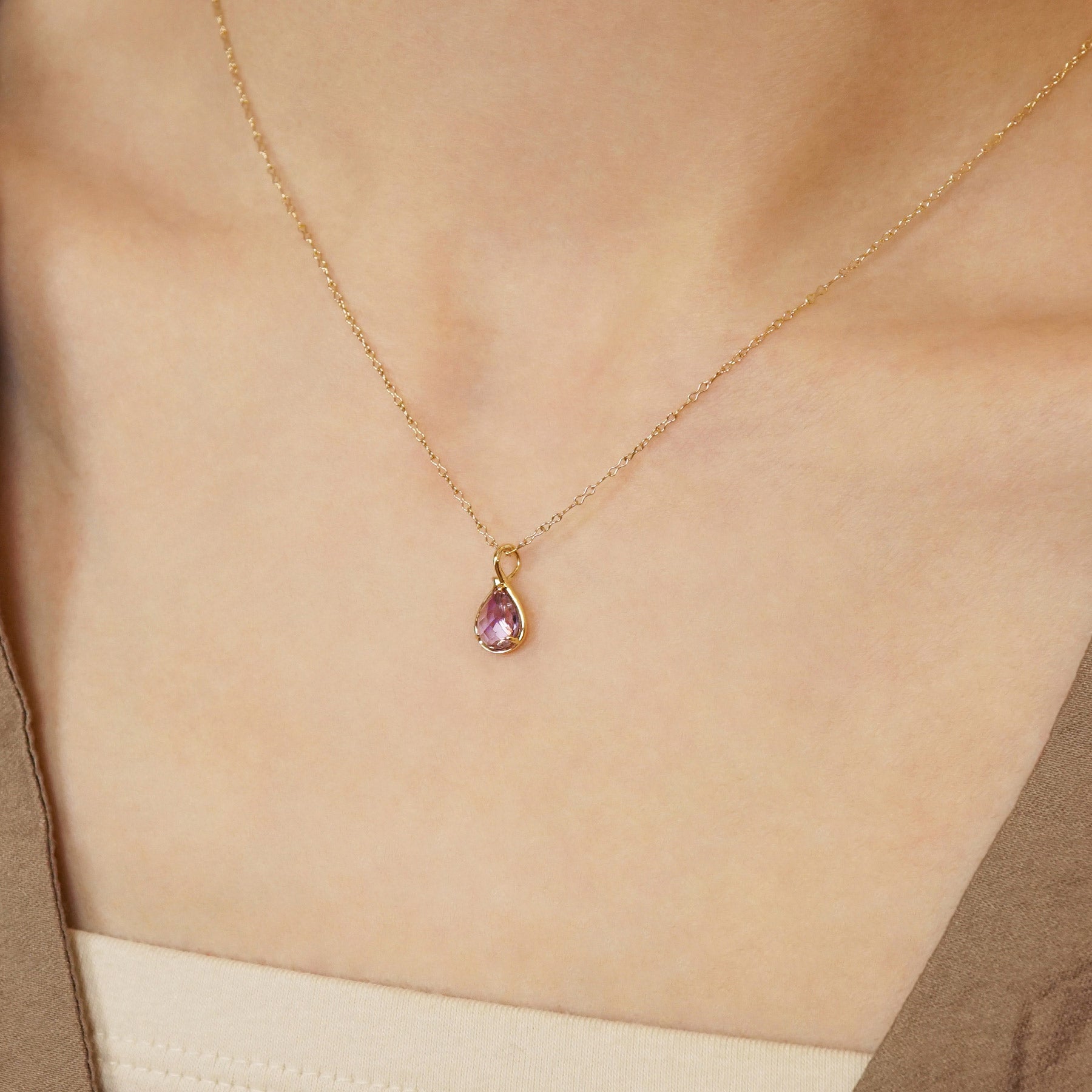 [GARDEN] 10K Light Amethyst Butterfly Necklace Charm (Yellow Gold) - Model Image