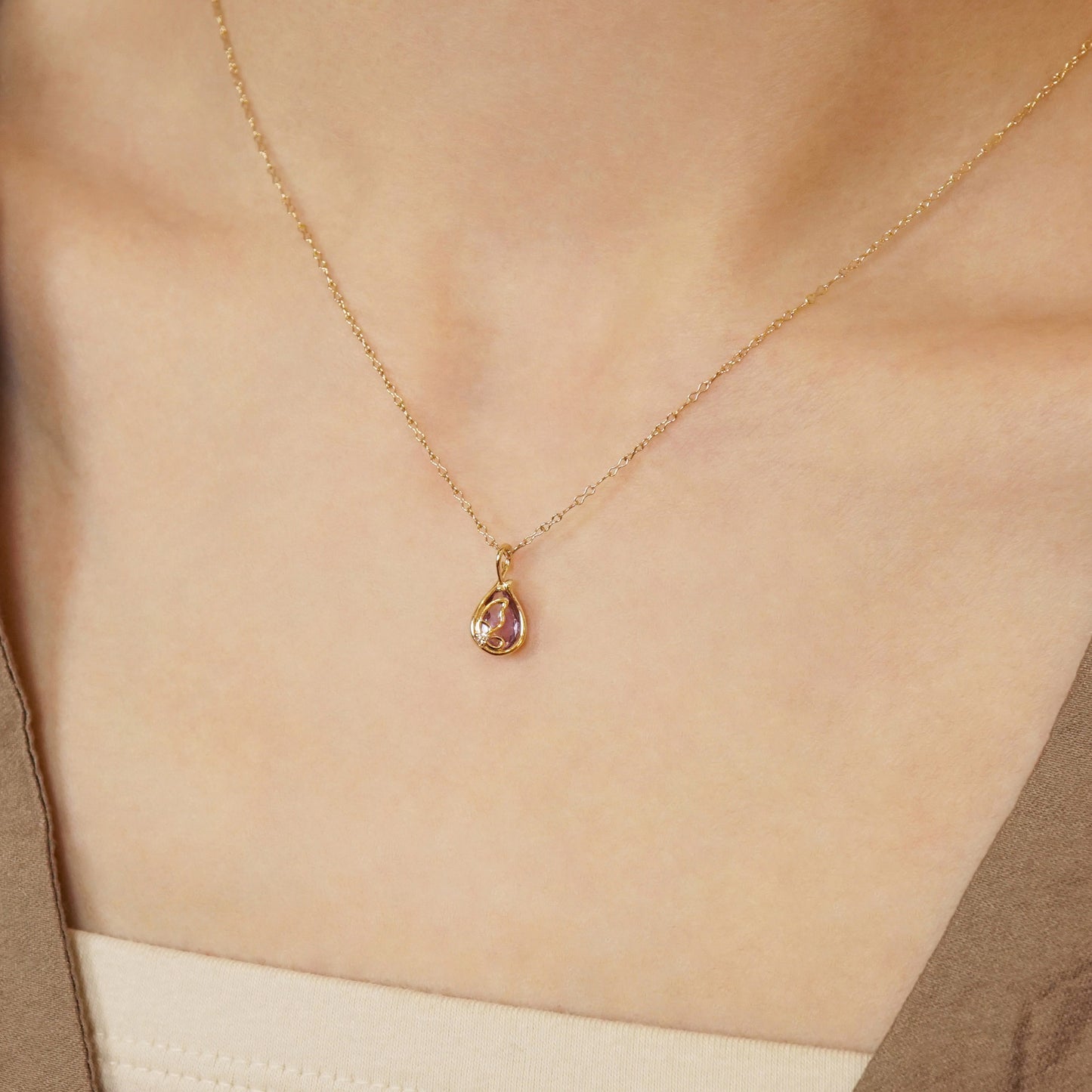 [GARDEN] 10K Light Amethyst Butterfly Necklace Charm (Yellow Gold) - Model Image