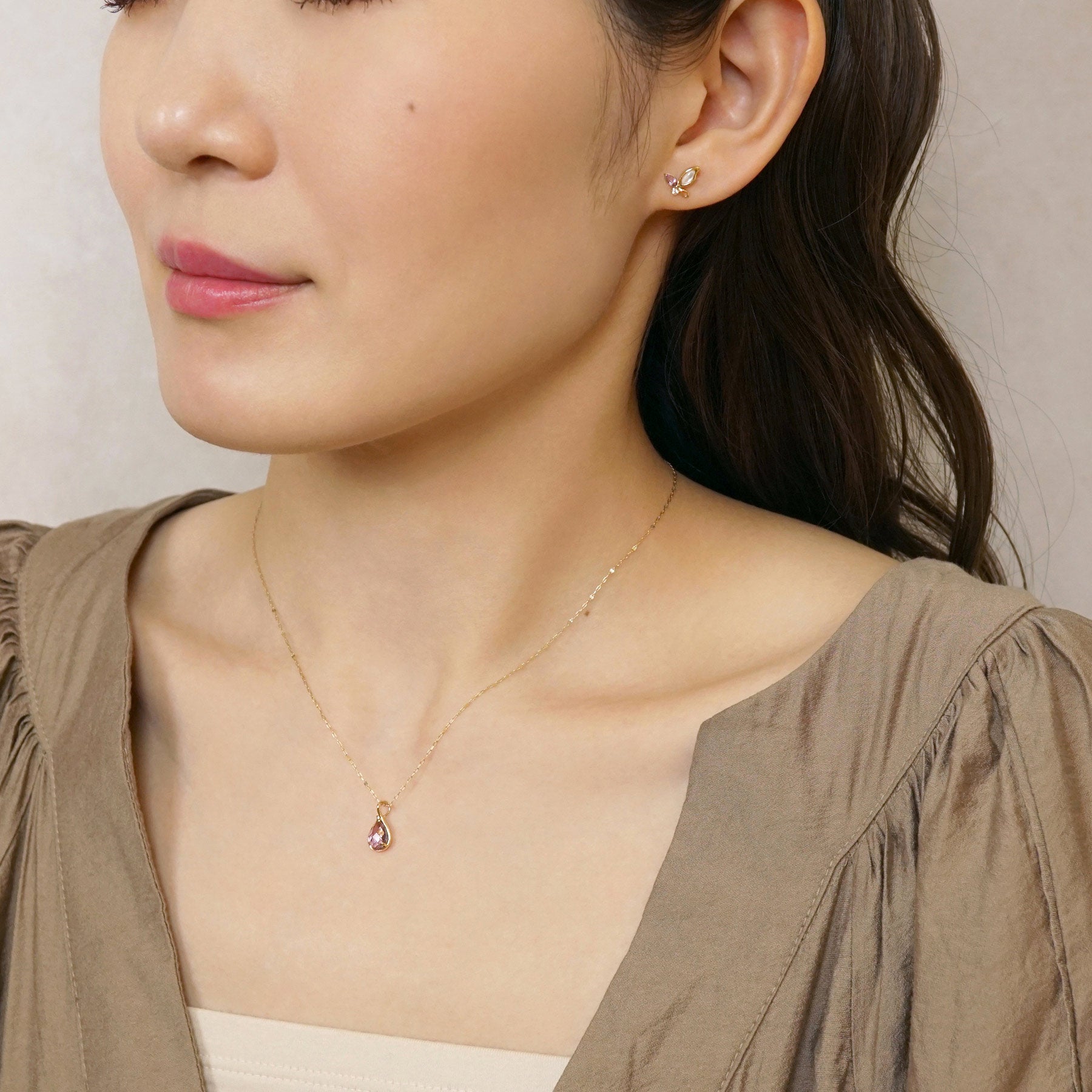 [GARDEN] 10K Light Amethyst Butterfly Necklace Charm (Yellow Gold) - Model Image