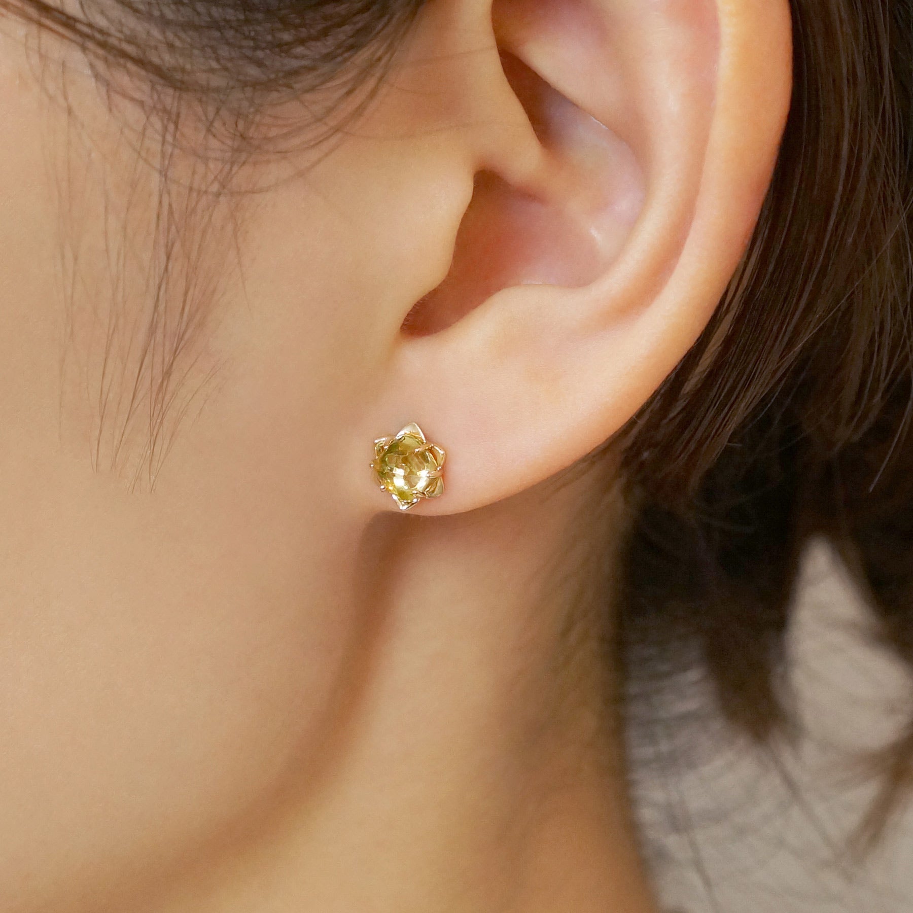 [GARDEN] 18K/10K Daffodil Earrings (Yellow Gold) - Model Image