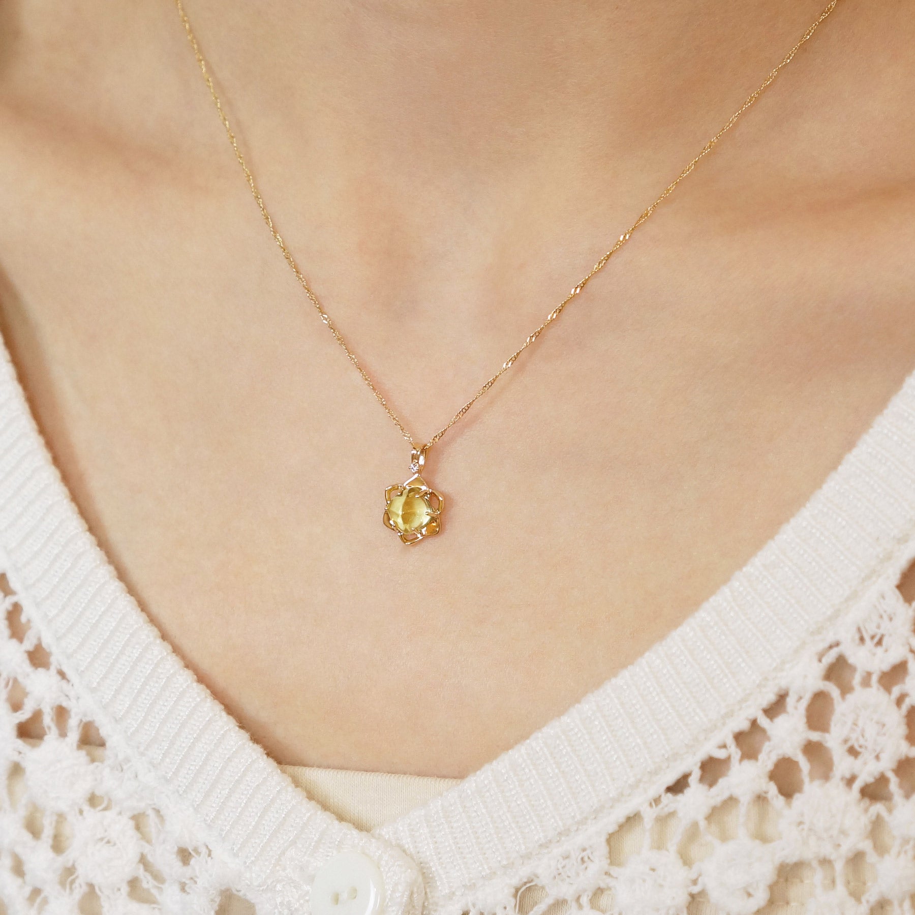 [GARDEN] 10K Daffodil Necklace Charm (Yellow Gold) - Model Image