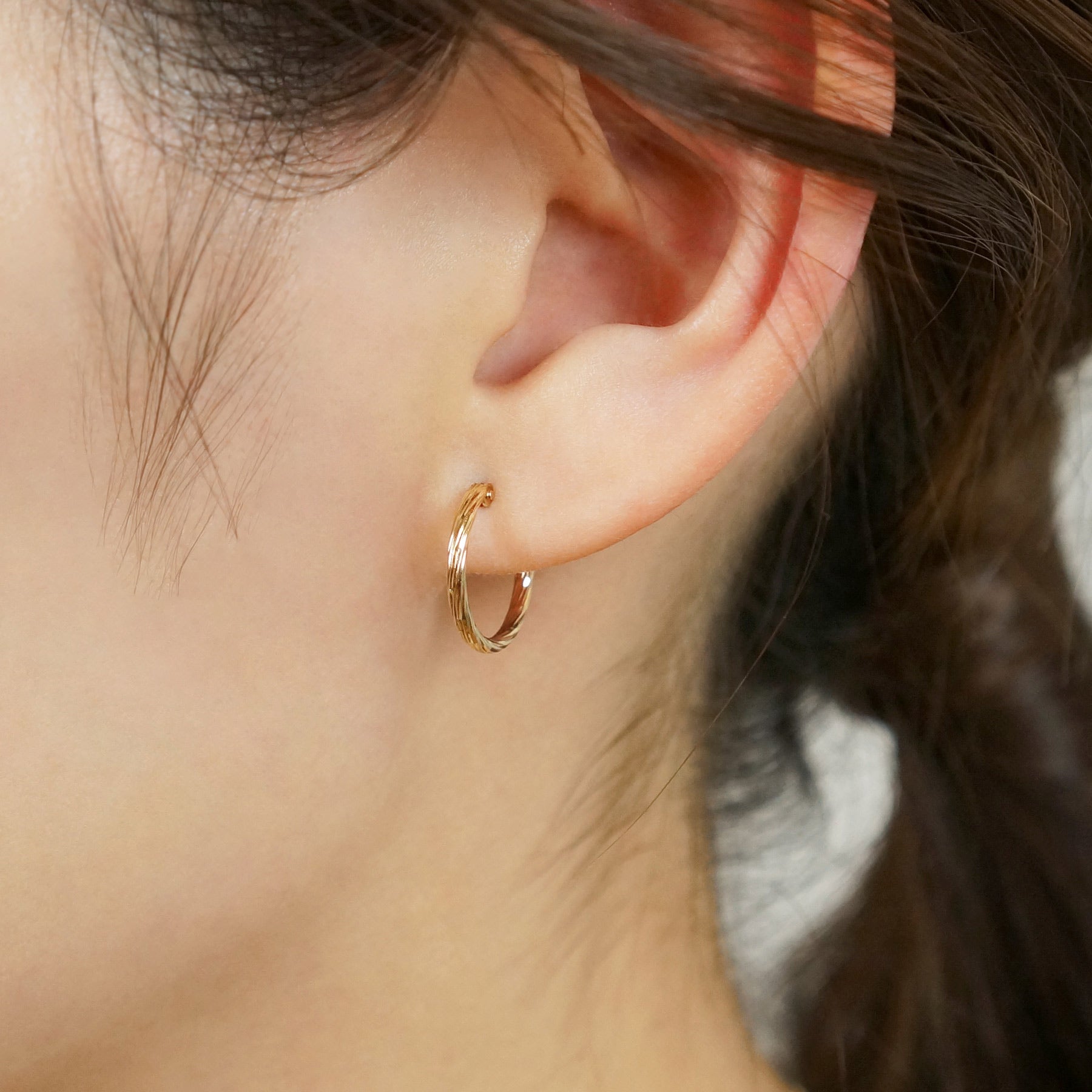 18K/10K Yellow Gold Cut Pipe Hoop Earrings - Model Image
