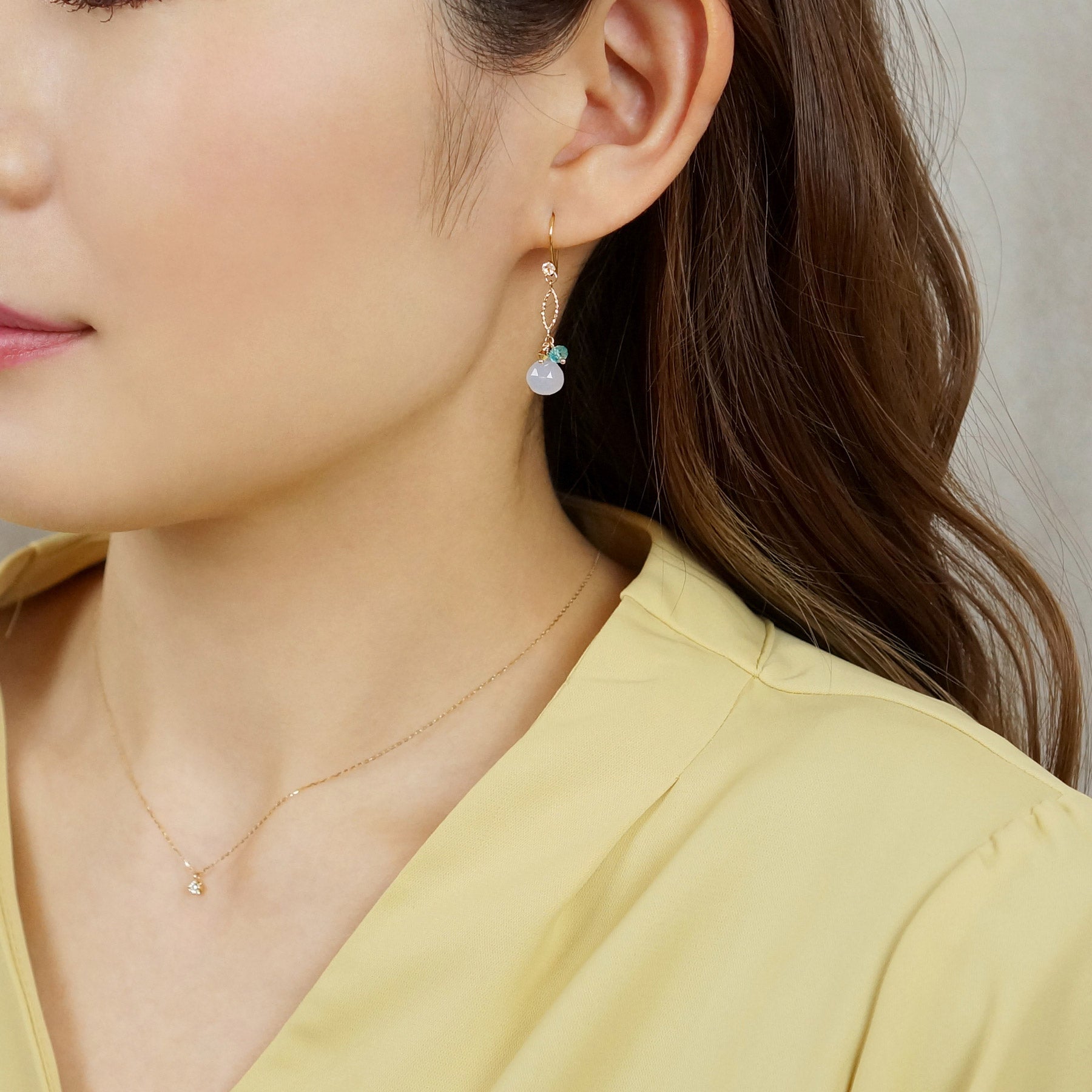 [Palette] 10K Yellow Gold Blue Chalcedony Twist Long Charms - Model Image