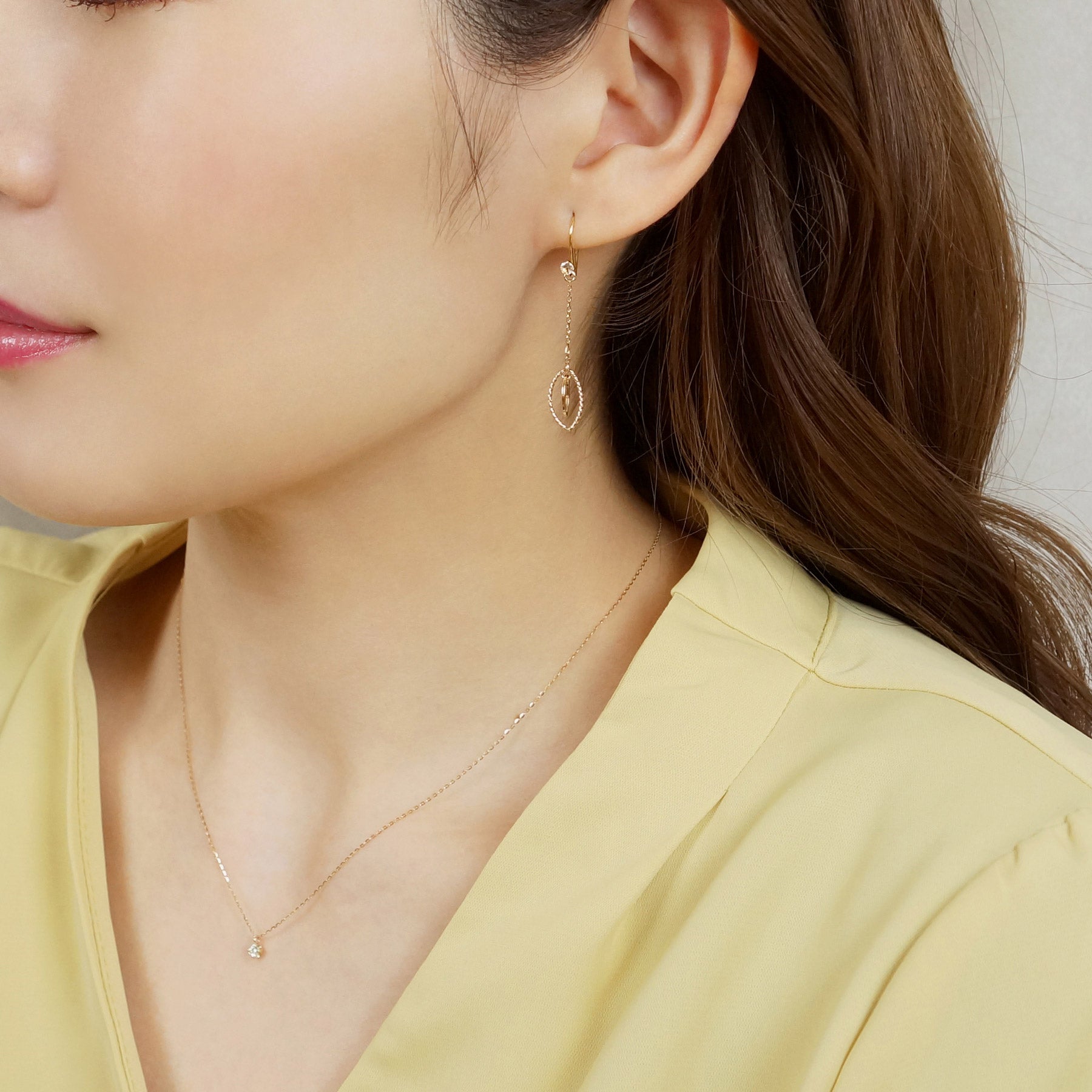 [Palette] 10K Yellow Gold Marquise Double Charms - Model Image