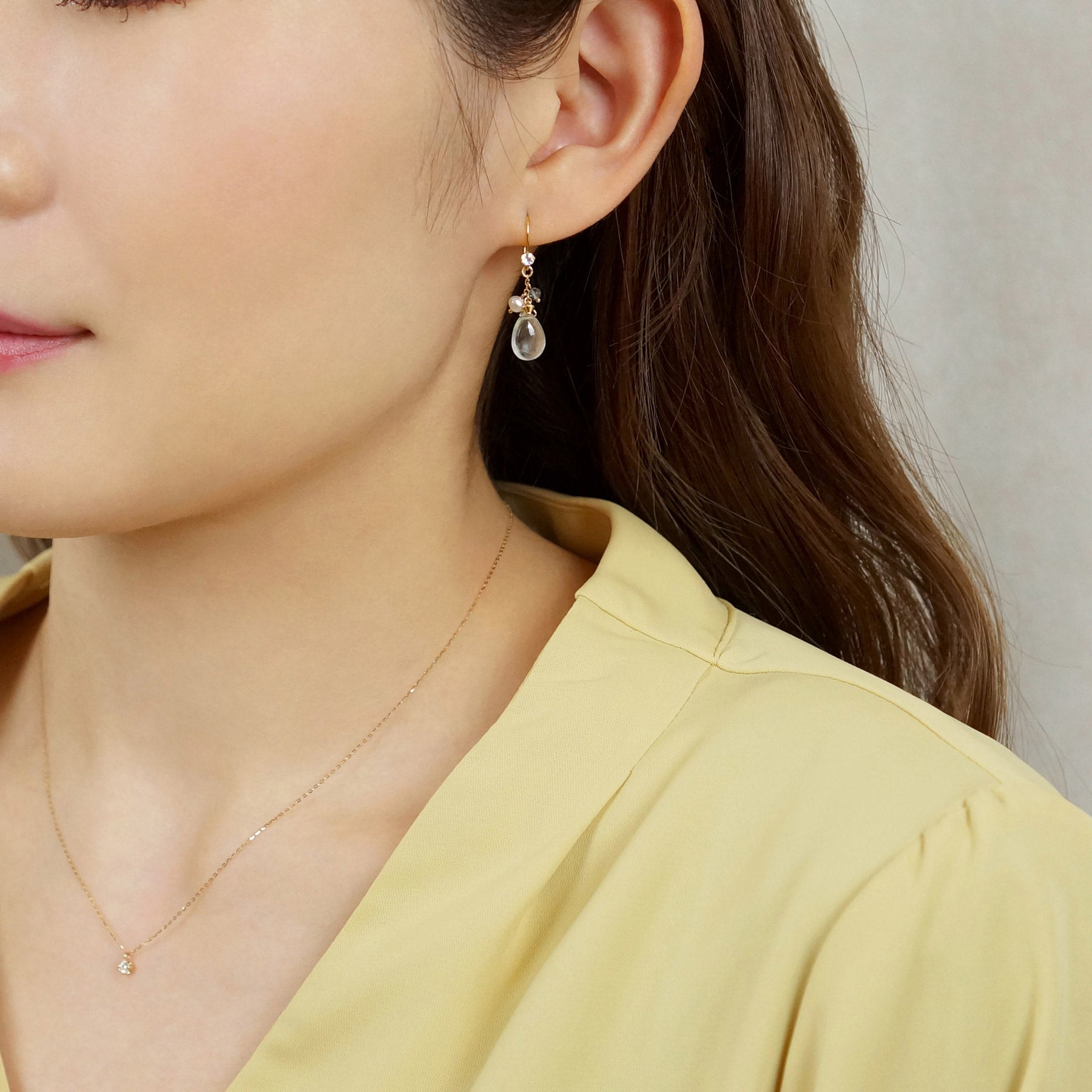 [Palette] 10K Yellow Gold Aquamarine Drop Charms - Model Image