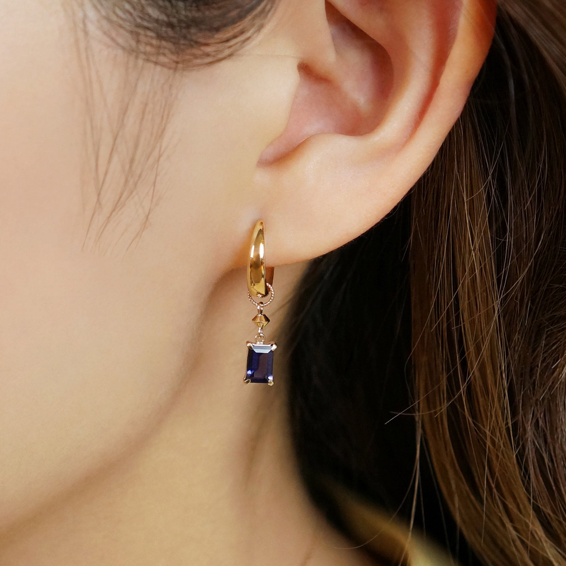 [Palette] 10K Yellow Gold Iolite Square Charms For Hoop Earrings - Model Image