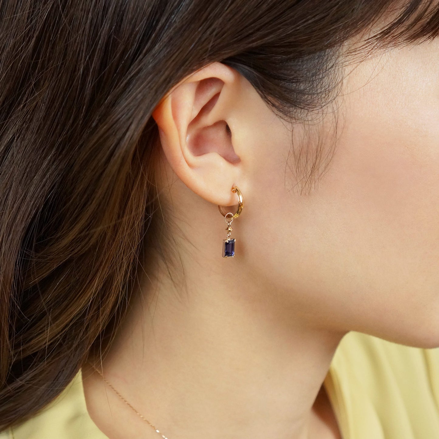 [Palette] 10K Yellow Gold Iolite Square Charms For Hoop Earrings - Model Image