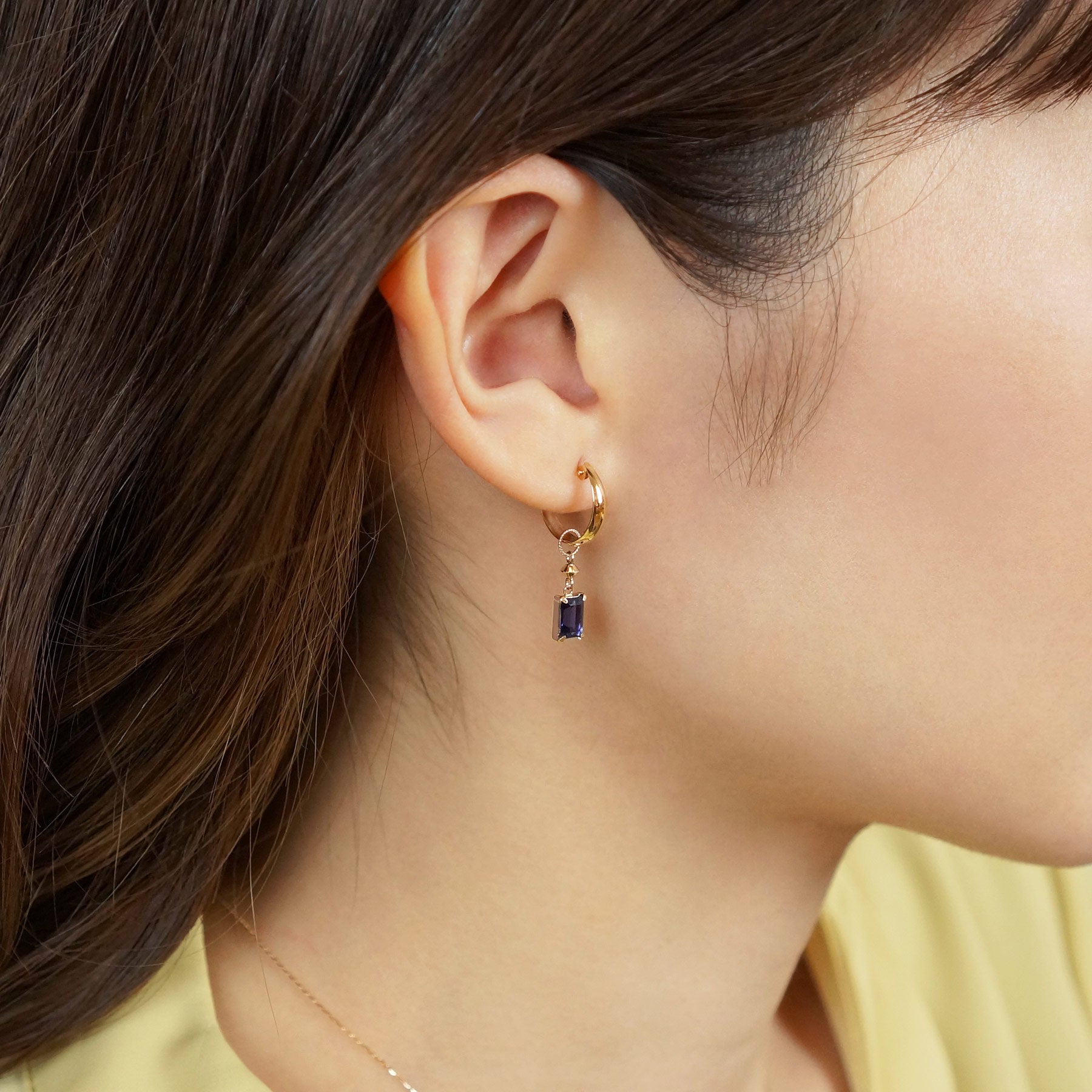 [Palette] 10K Yellow Gold Iolite Square Charms For Hoop Earrings - Model Image