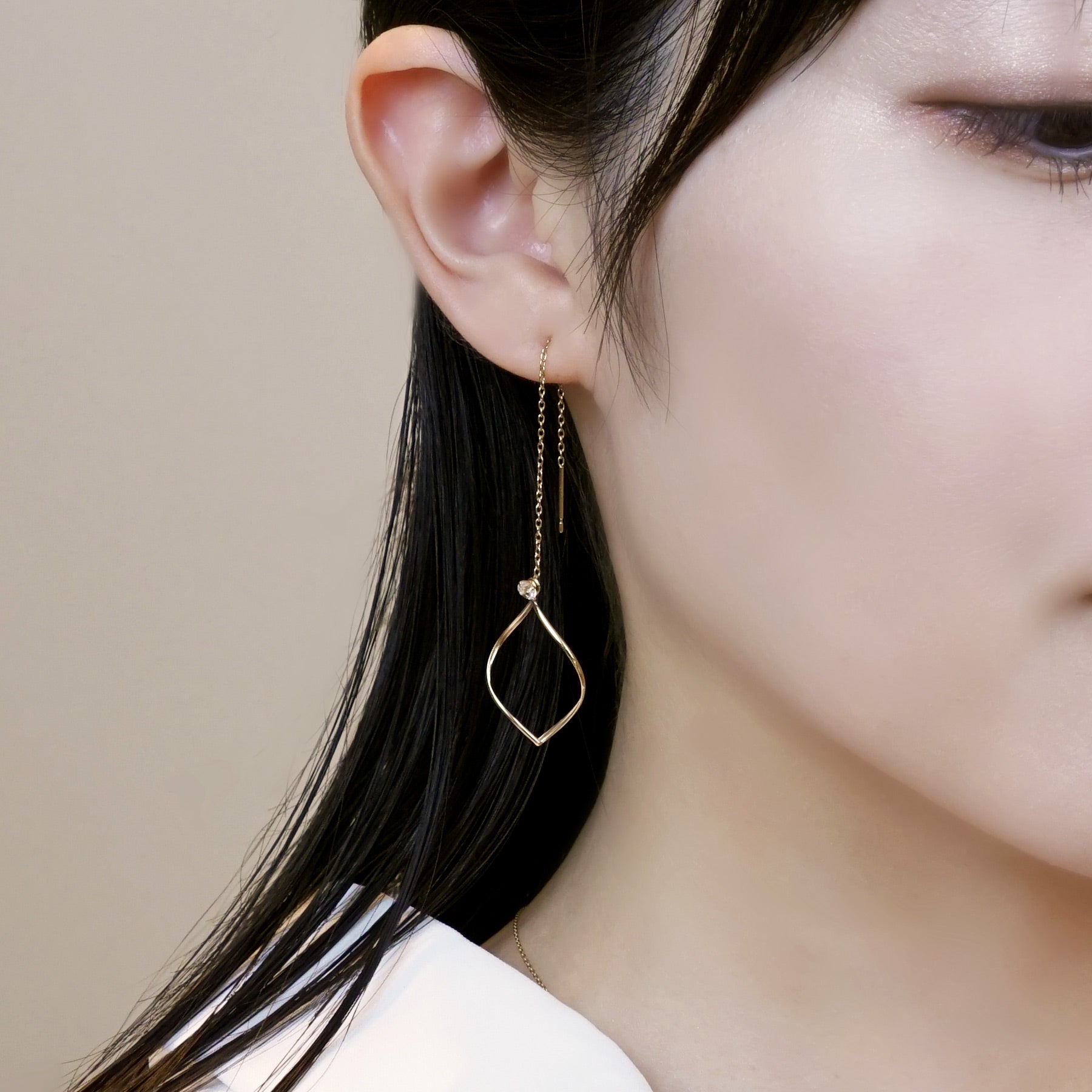 [Palette] Leaf Frame Earring Charms (10K Yellow Gold) - Model Image