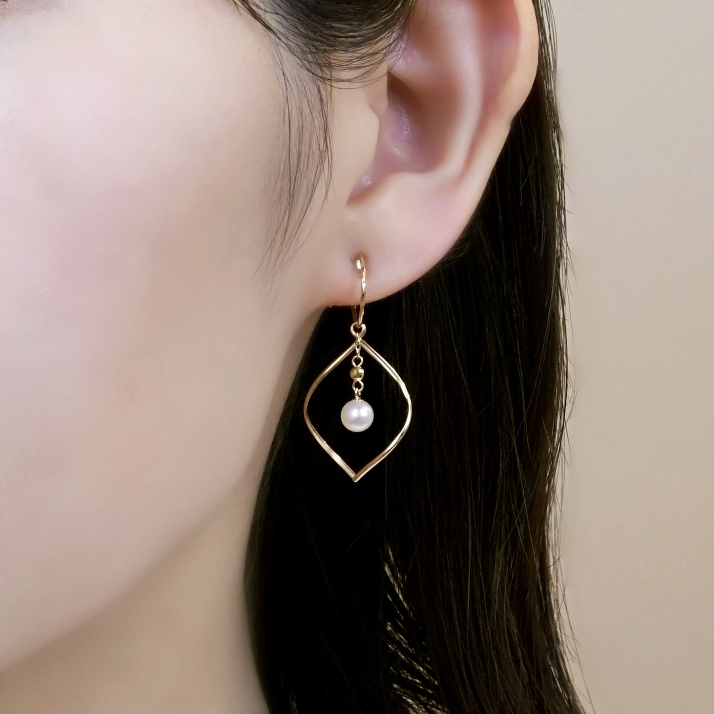[Palette] Leaf Frame Earring Charms (10K Yellow Gold) - Model Image
