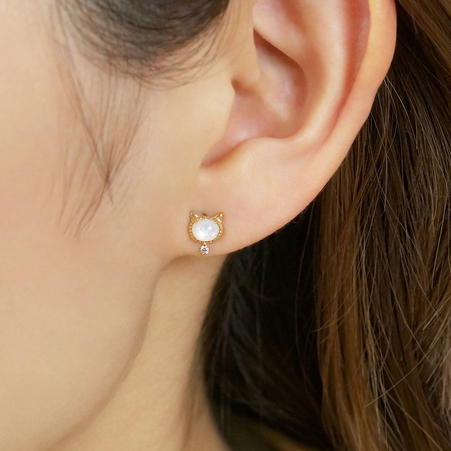 18K/10K Yellow Gold White Shell Cat Stud Earrings - Model Image