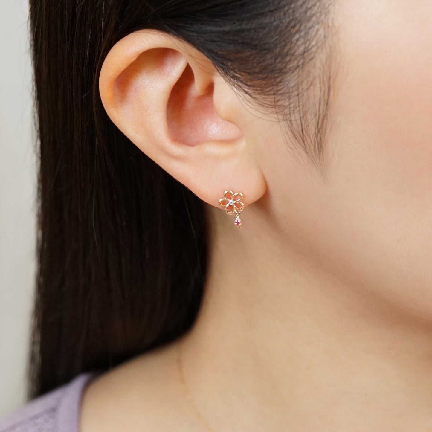[Birth Flower Jewelry] April - Cherry Blossoms Openwork Earrings (18K/10K Rose Gold) - Model Image
