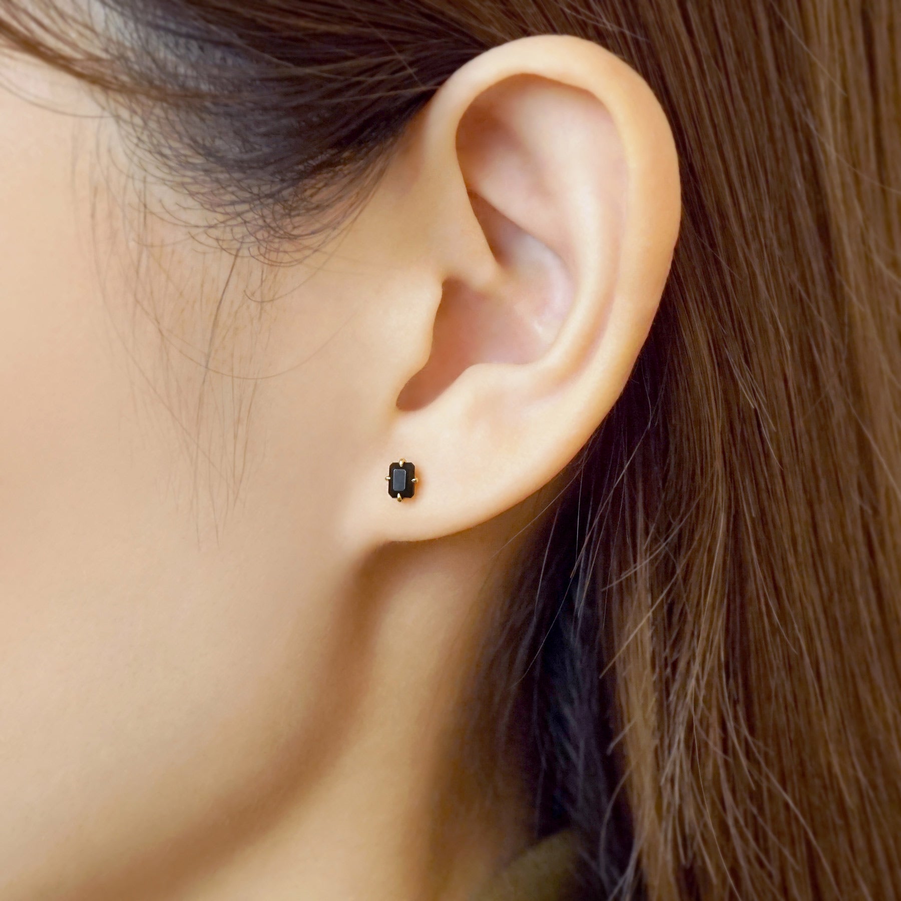 [Second Earrings] 18K Yellow Gold Onyx Earrings - Model Image