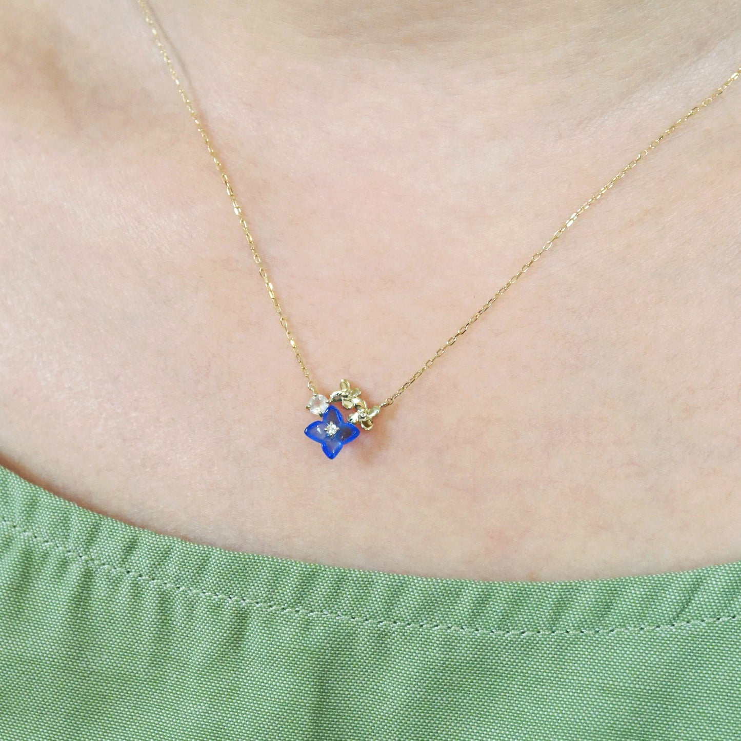[Birth Flower Jewelry] June - Hydrangea Necklace (10K Yellow Gold) - Model Image
