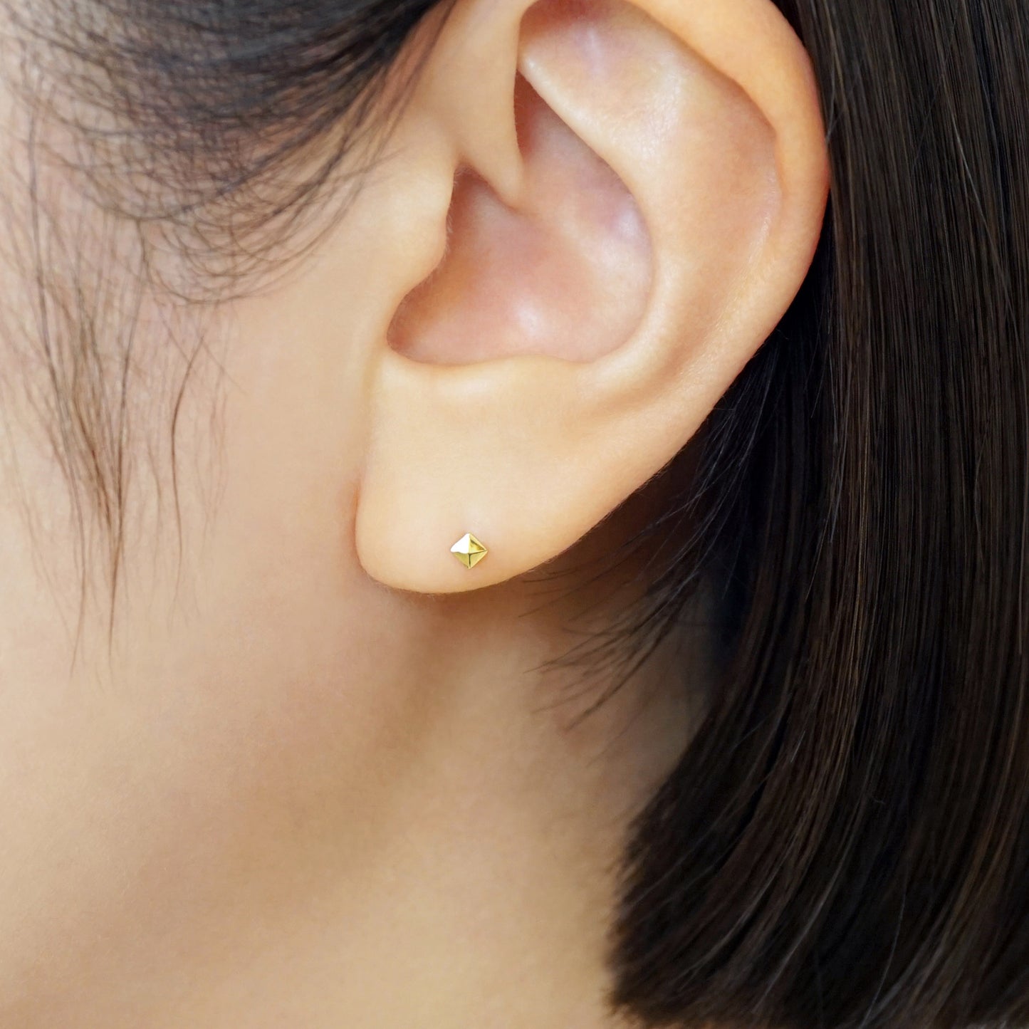 [Second Earrings] 18K Pyramid Stud Earrings (Yellow Gold) - Model Image