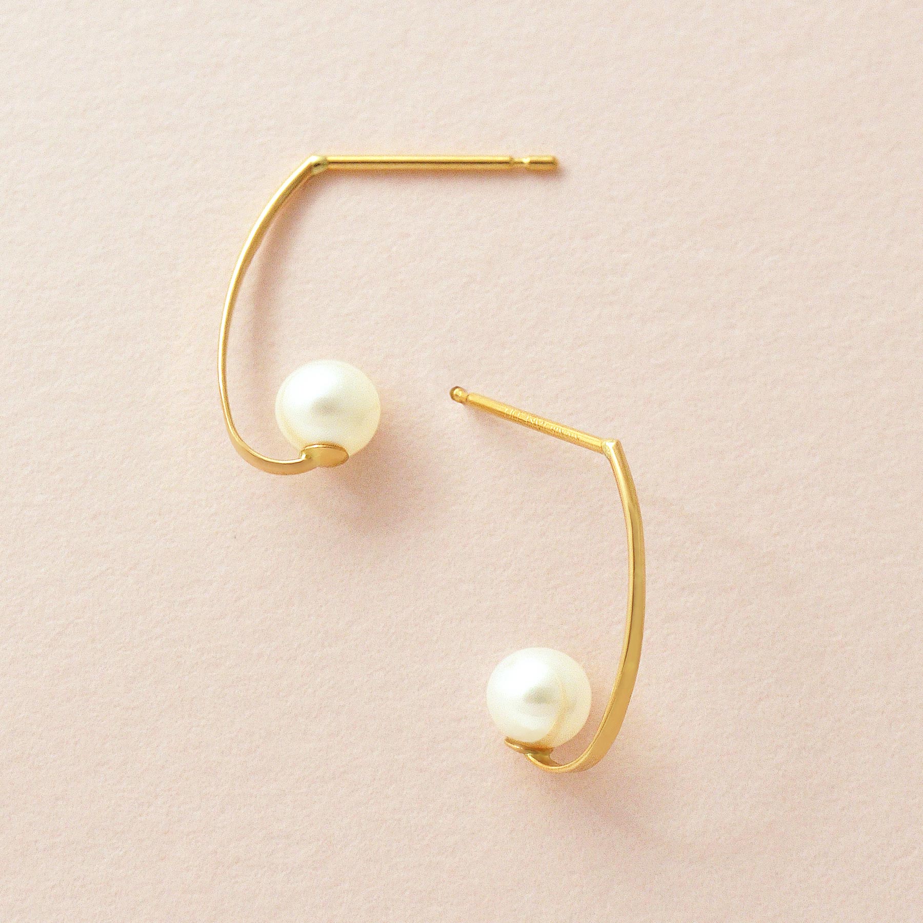 [Palette] 18K/10K Freshwater Pearl Arch Base Earrings (Yellow Gold) - Product Image
