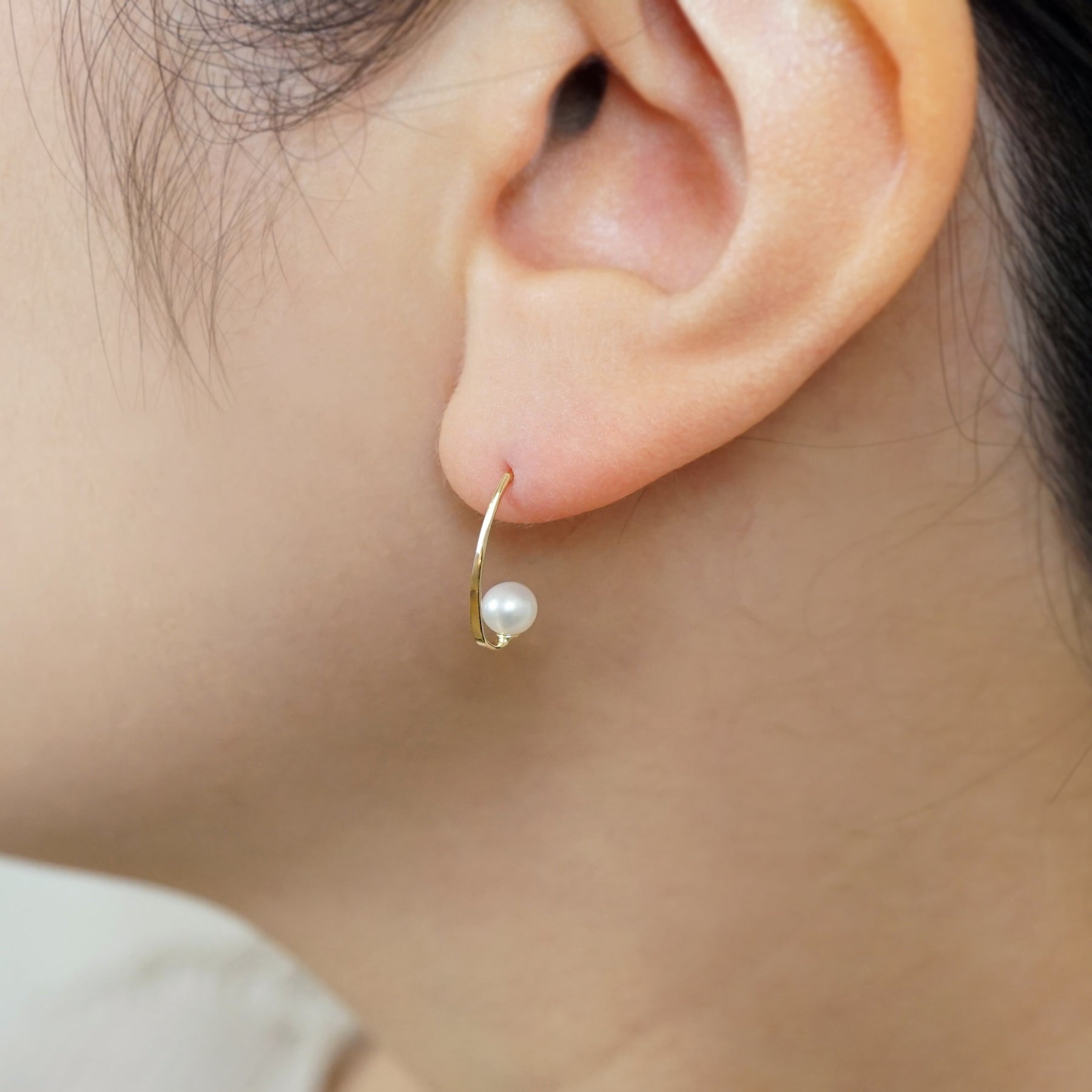[Palette] 18K/10K Freshwater Pearl Arch Base Earrings (Yellow Gold) - Model Image
