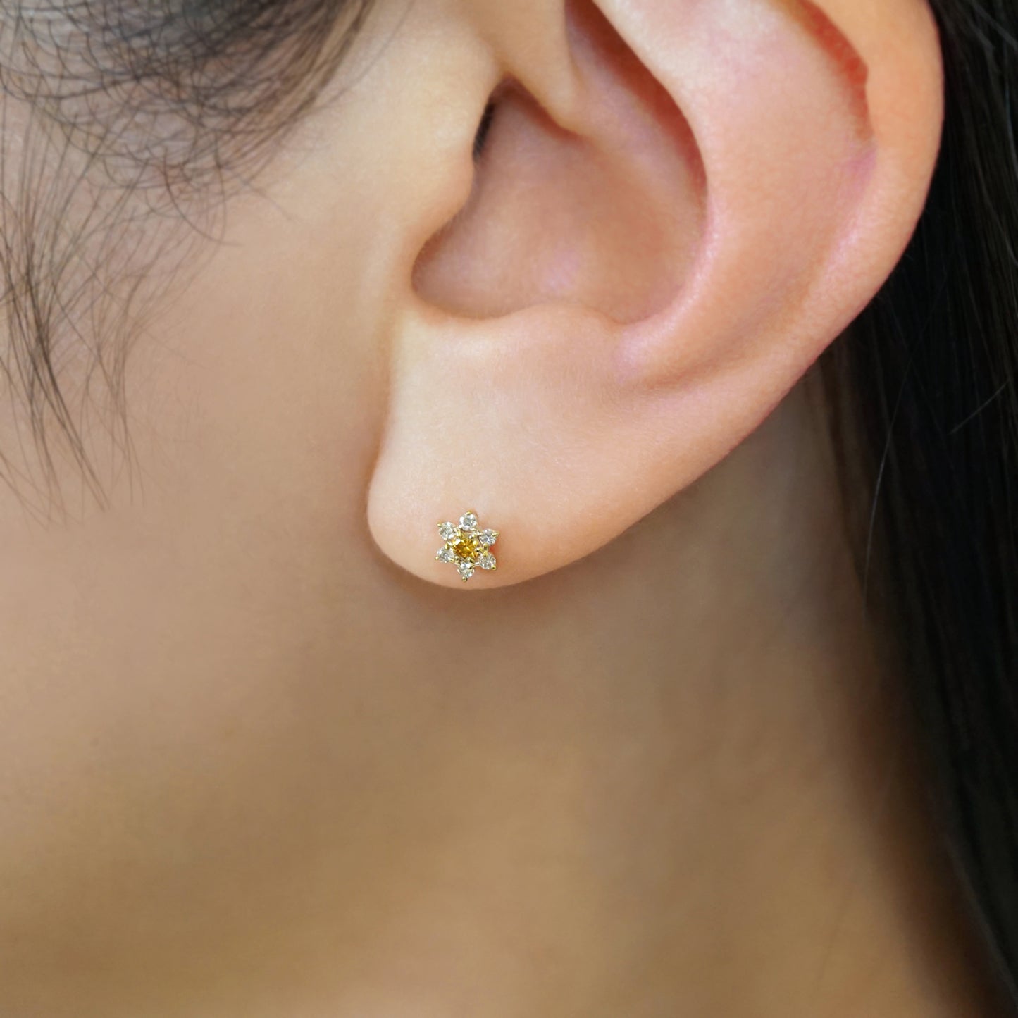 [Solo Earring] 10K Diamond Lumiere Mini Earring (OD) (Yellow Gold) - Model Image