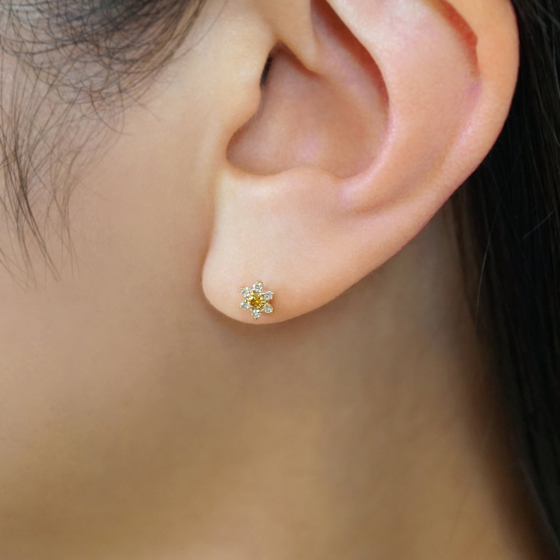 [Solo Earring] 10K Diamond Lumiere Mini Earring (OD) (Yellow Gold) - Model Image