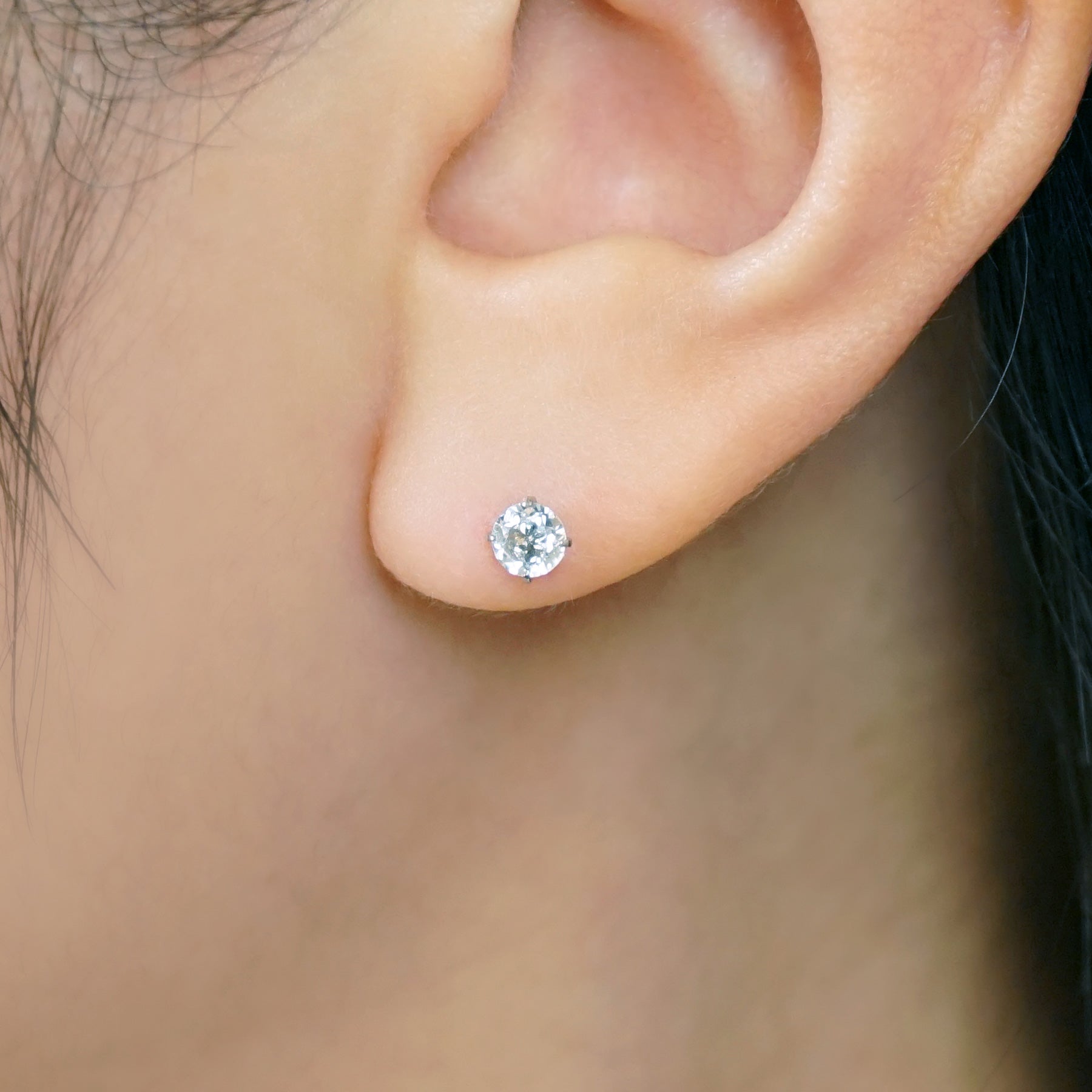 [Second Earrings] Platinum Blue Topaz Earrings - Model Image