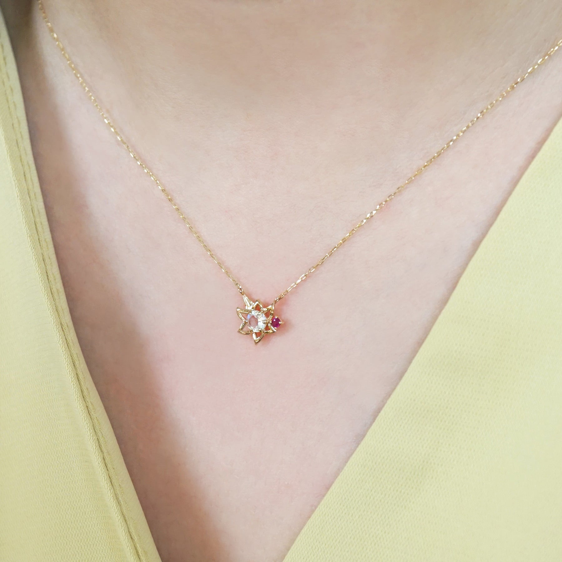 [Birth Flower Jewelry] July - Lily Openwork Necklace (10K Yellow Gold) - Model Image