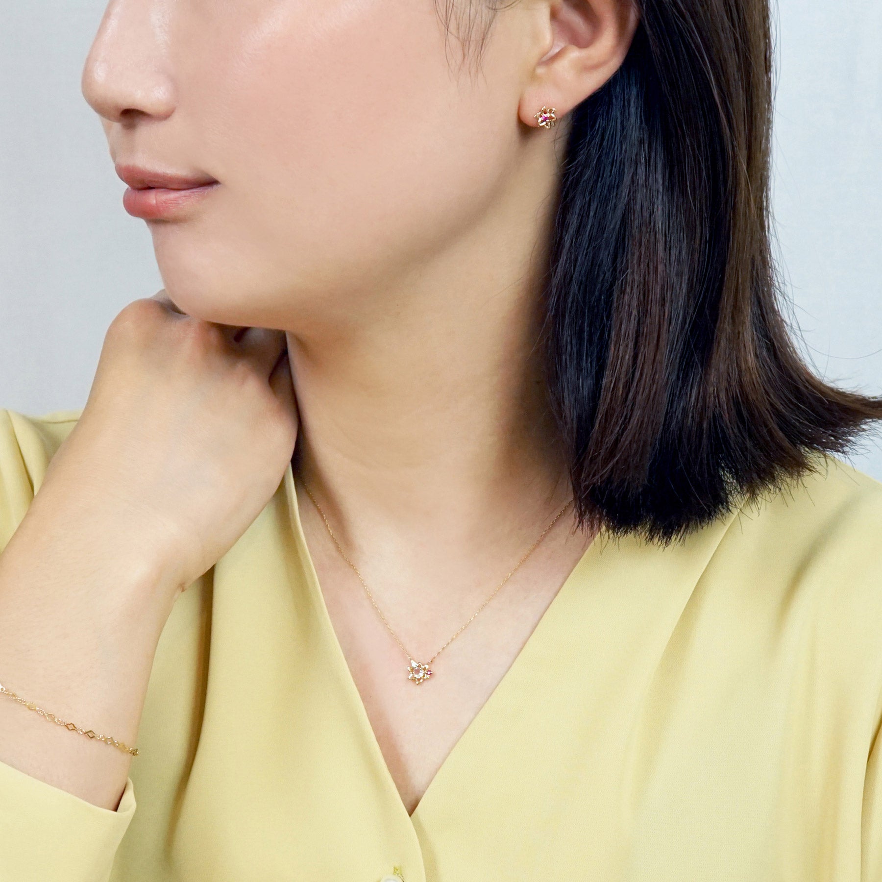 [Birth Flower Jewelry] July - Lily Openwork Necklace (10K Yellow Gold) - Model Image