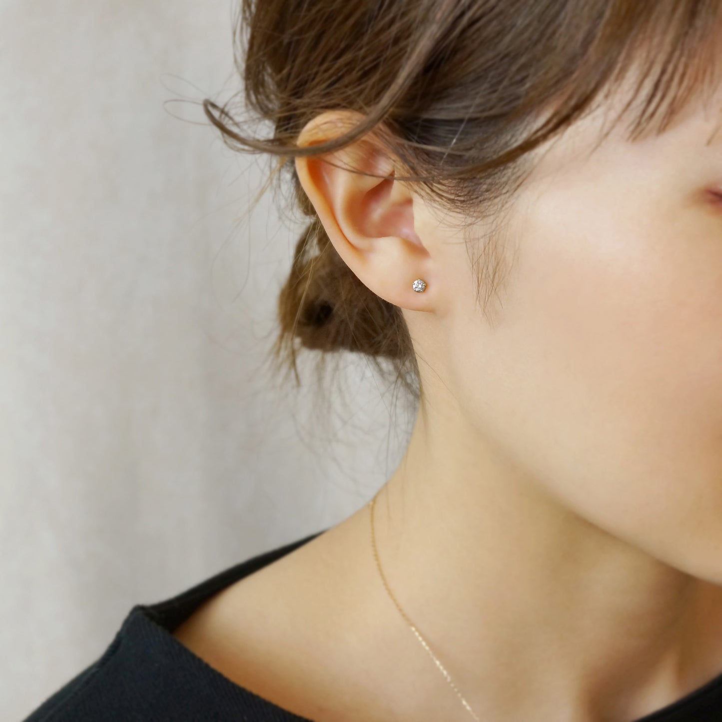 [Second Earrings] Platinum Diamond Earrings 0.2ct - Model Image