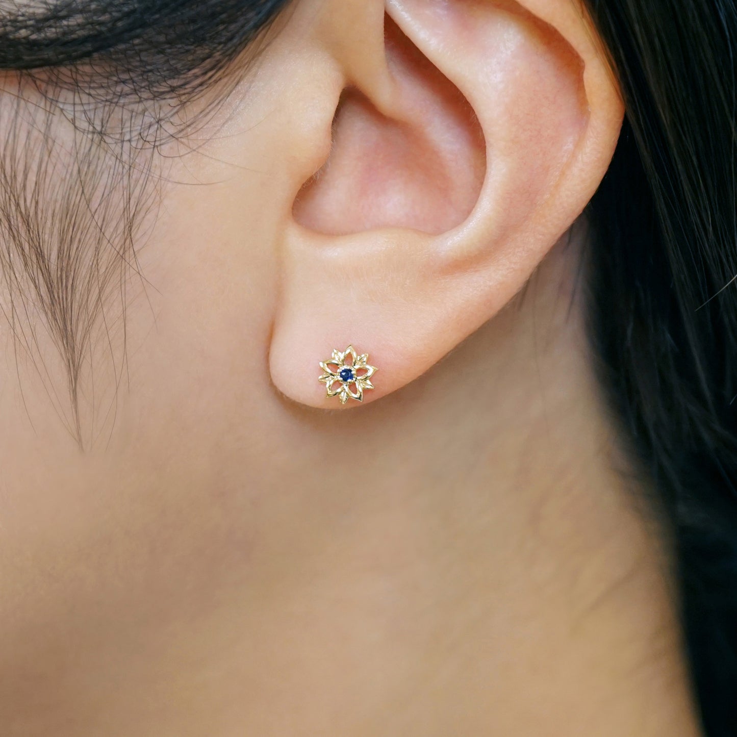 [Birth Flower Jewelry] September - Gentian Openwork Earrings (18K/10K Yellow Gold) - Model Image