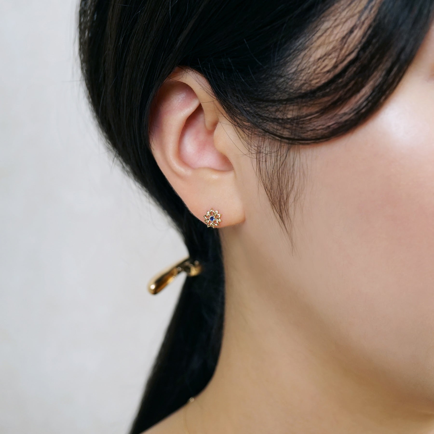 [Birth Flower Jewelry] September - Gentian Openwork Earrings (18K/10K Yellow Gold) - Model Image