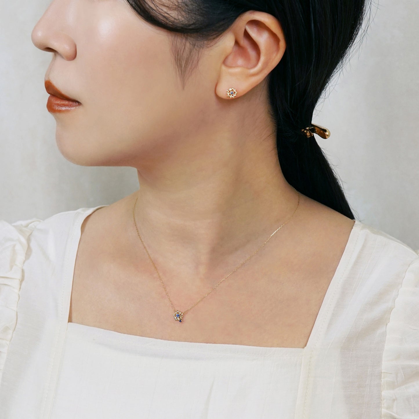 [Birth Flower Jewelry] September - Gentian Openwork Earrings (18K/10K Yellow Gold) - Model Image