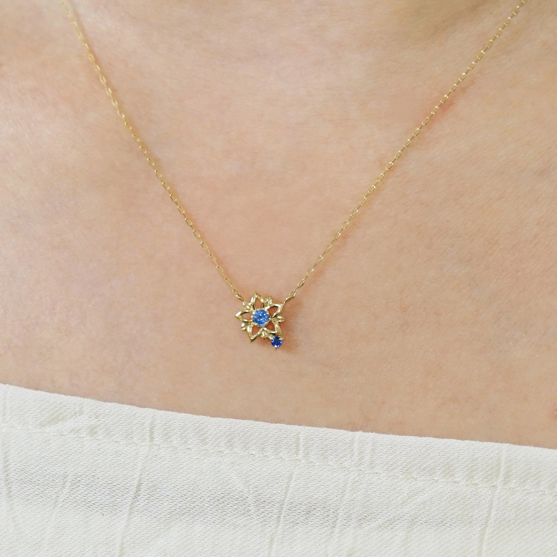 [Birth Flower Jewelry] September - Gentian Openwork Necklace (10K Yellow Gold) - Model Image