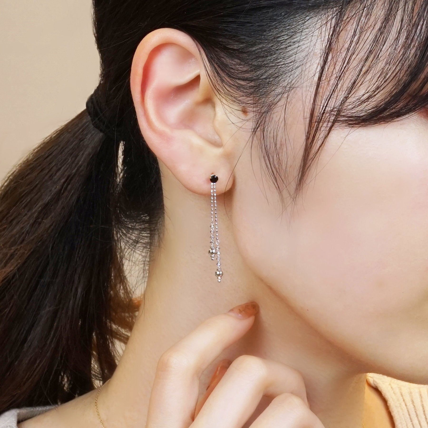 [Palette] Twin Mirror Earring Charms (10K White Gold) - Model Image