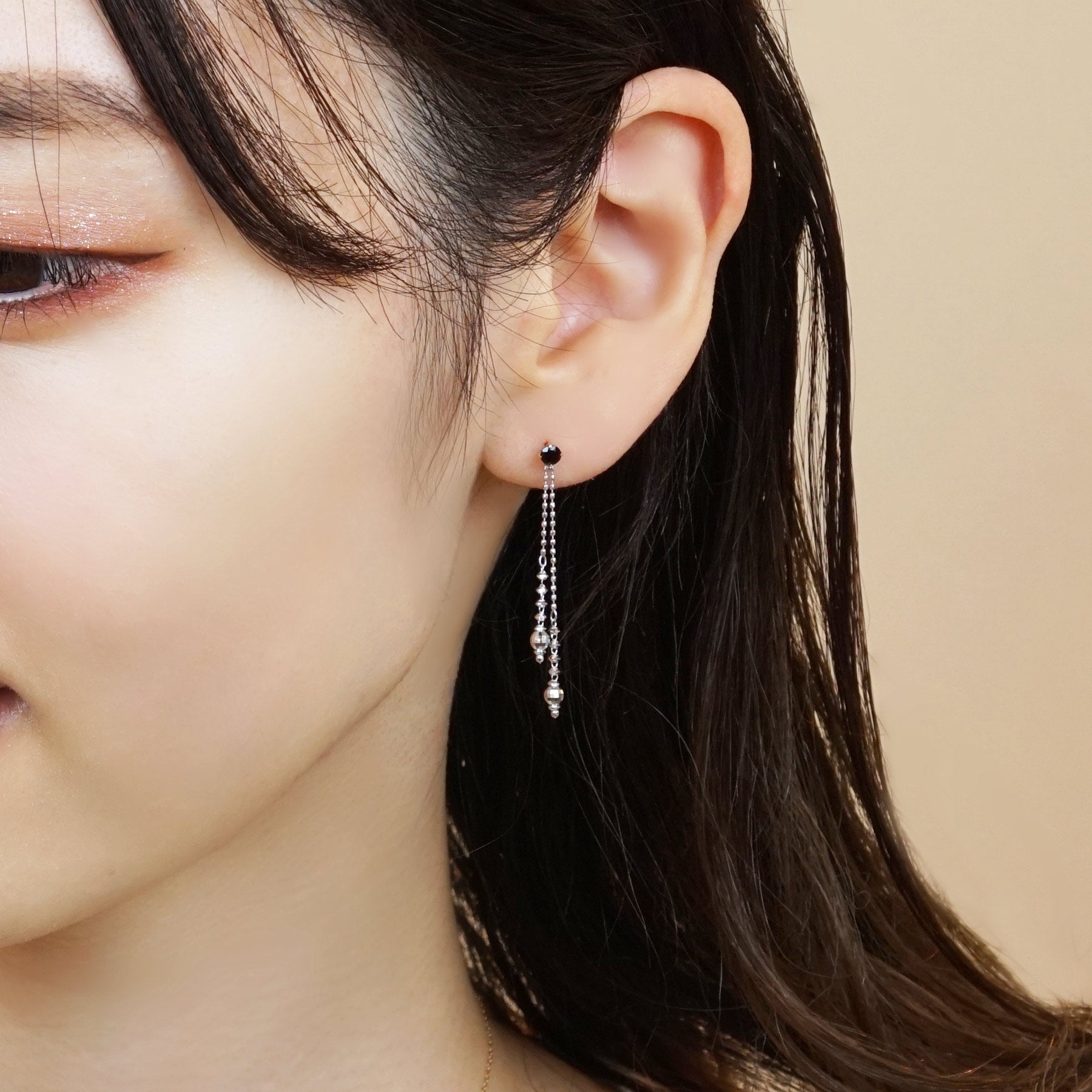 [Palette] Twin Mirror Earring Charms (10K White Gold) - Model Image