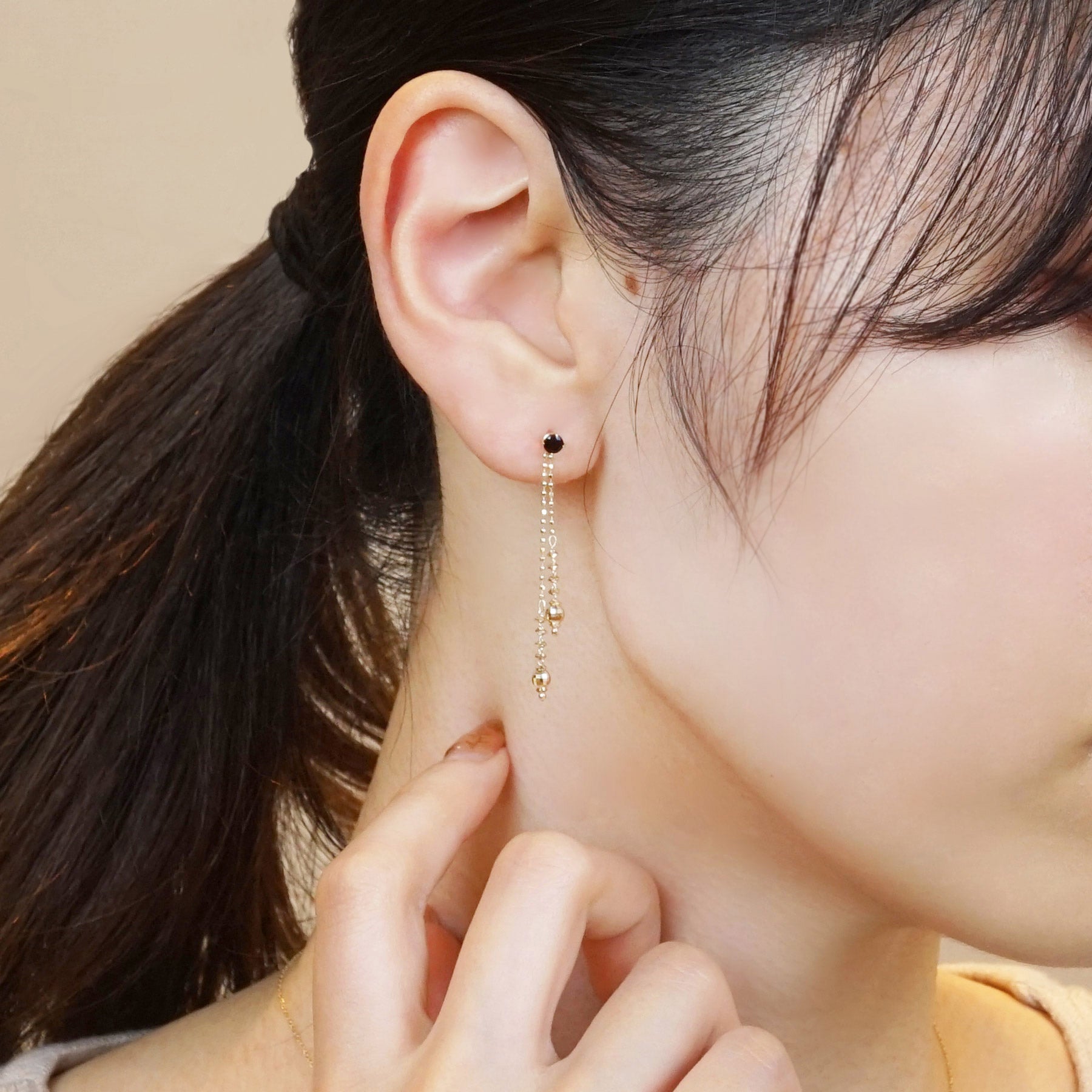 [Palette] Twin Mirror Earring Charms (10K Yellow Gold) - Model Image