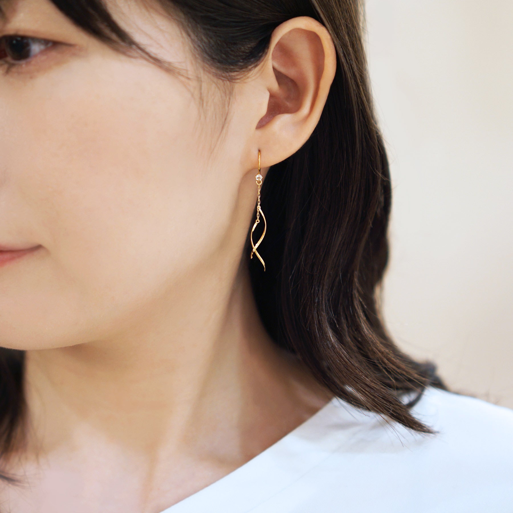 [Palette] 18K Yellow Gold Wire Base Earrings - Model Image