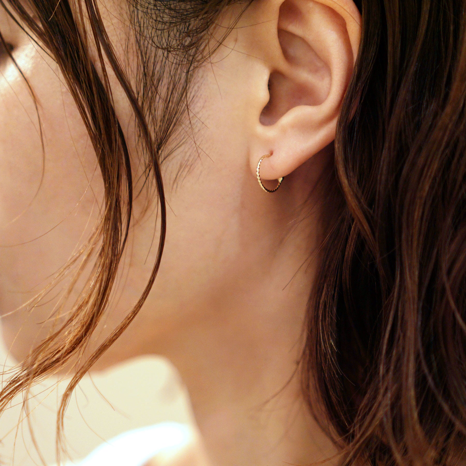 [Palette] 18K Yellow Gold Twisted Base Earrings - Model Image