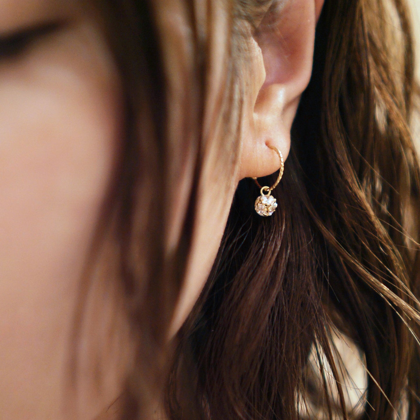 [Palette] 18K Yellow Gold Twisted Base Earrings - Model Image