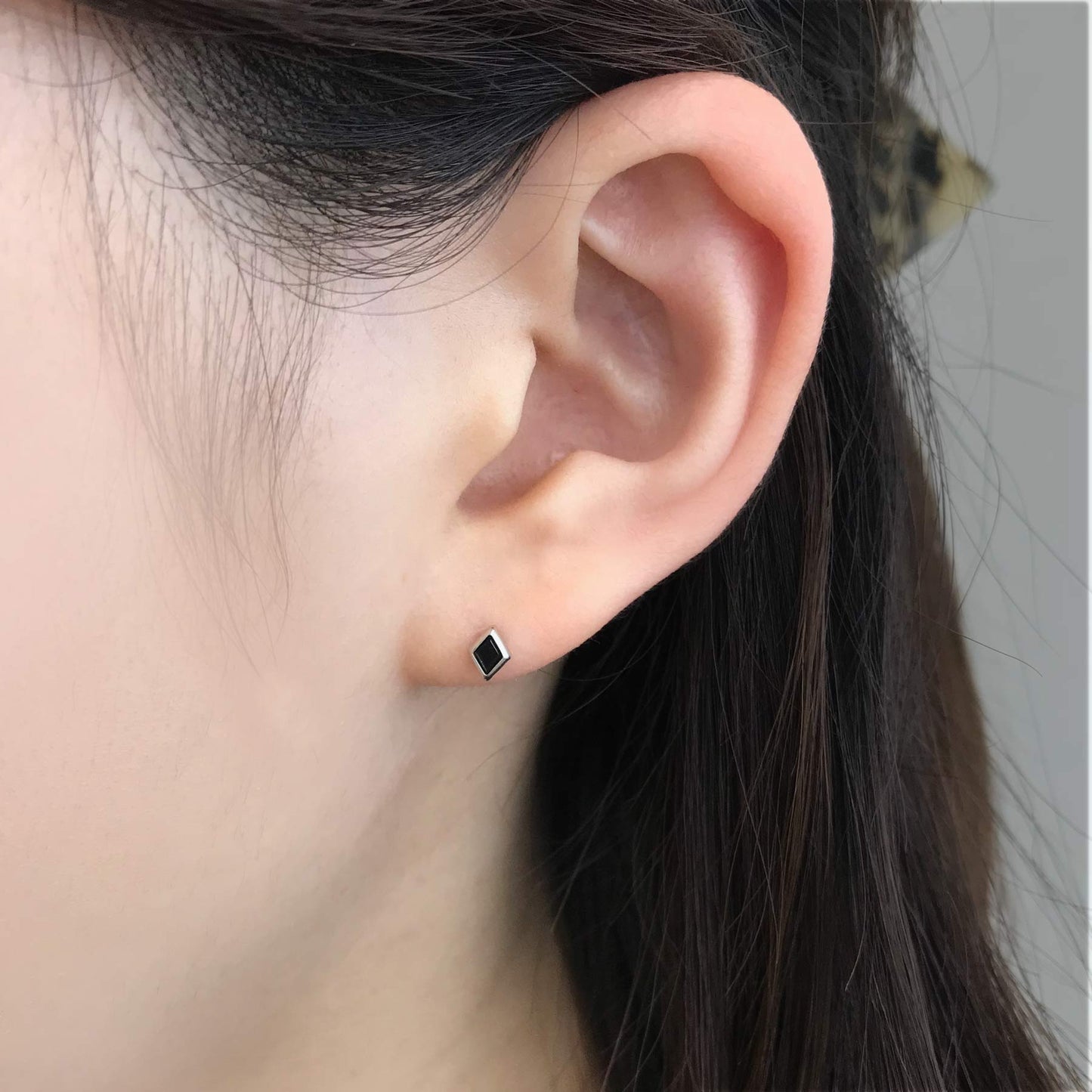 [Second Earrings] Platinum Onyx Earrings - Model Image