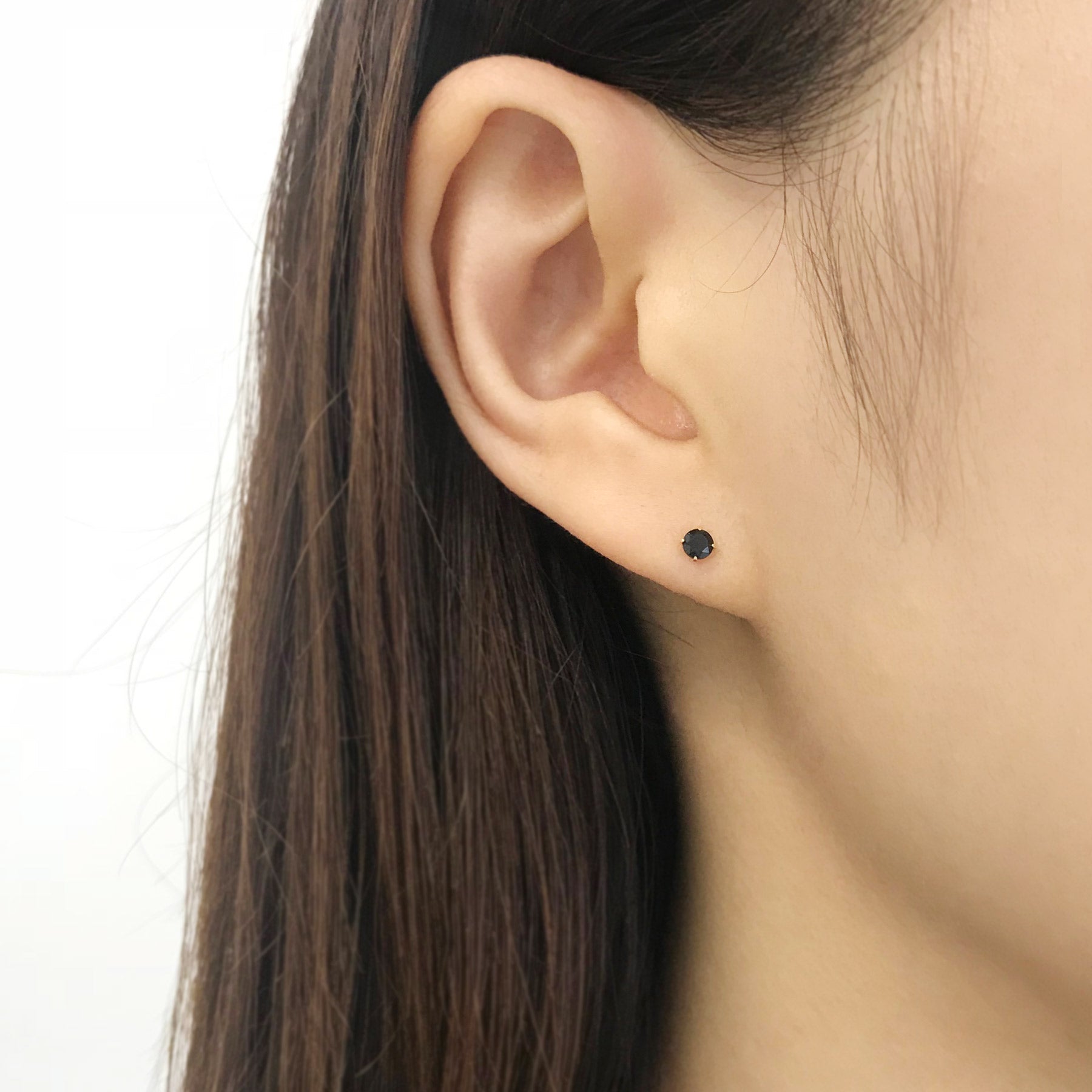 [Second Earrings] 18K Yellow Gold Black Spinel Earrings - Model Image