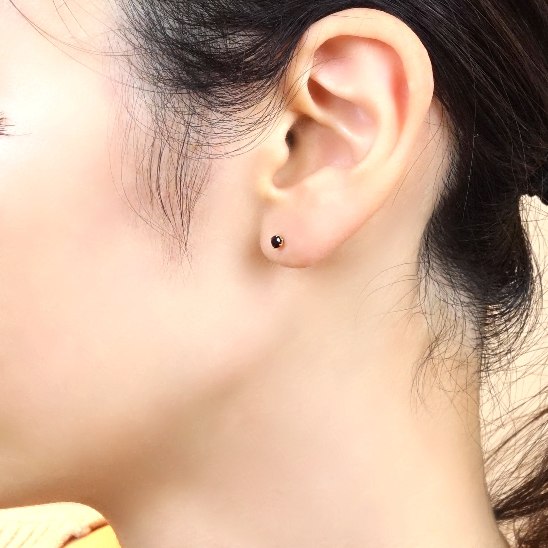 [Second Earrings] 18K Yellow Gold Black Spinel Earrings - Model Image