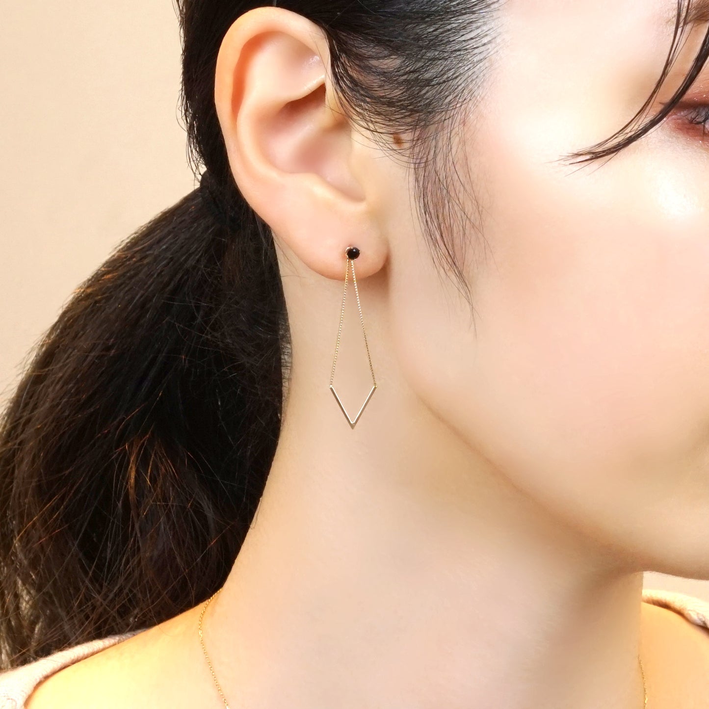 [Second Earrings] 18K Yellow Gold Black Spinel Earrings - Model Image