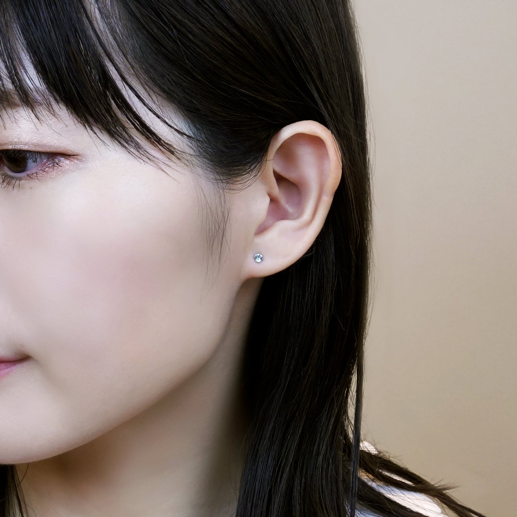 [Second Earrings] 18K Yellow Gold Aquamarine Earrings - Model Image