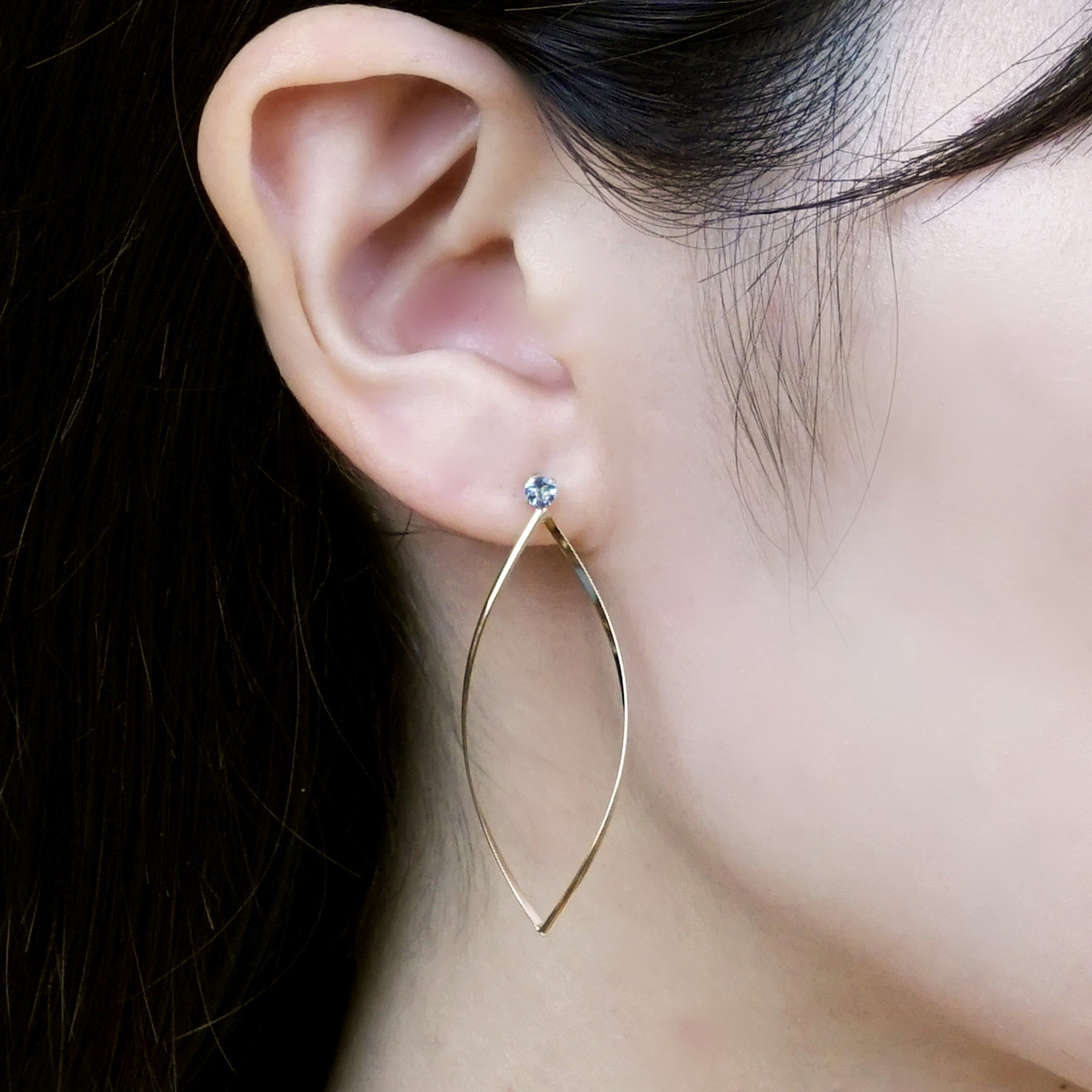 [Second Earrings] 18K Yellow Gold Aquamarine Earrings - Model Image