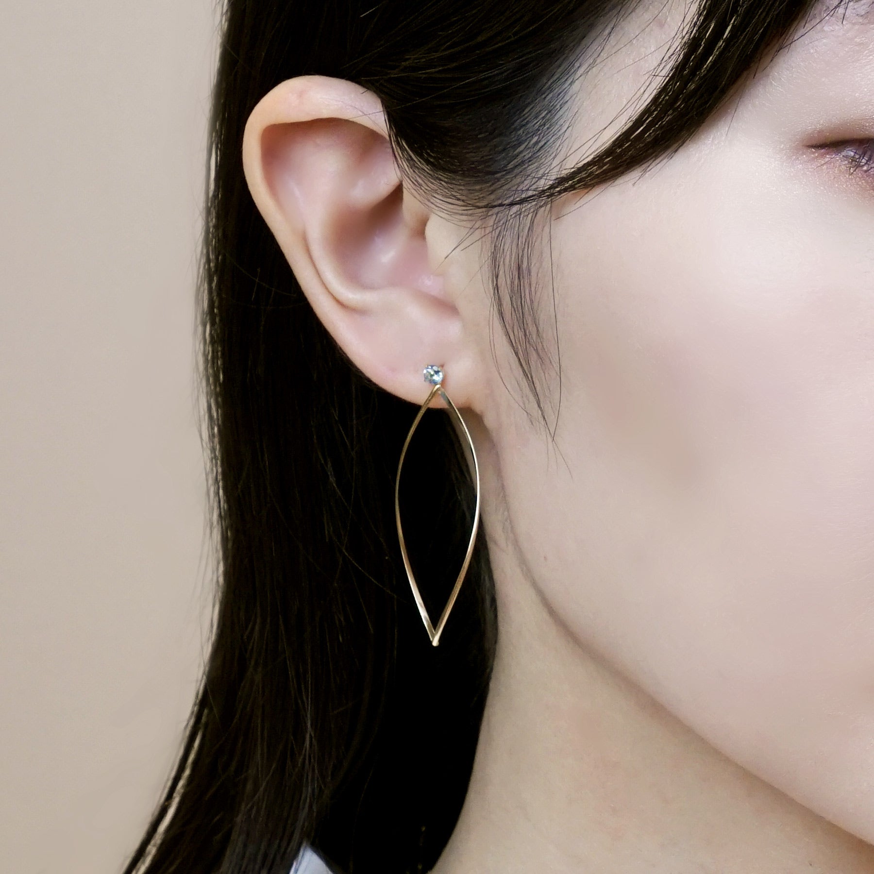 [Second Earrings] 18K Yellow Gold Aquamarine Earrings - Model Image