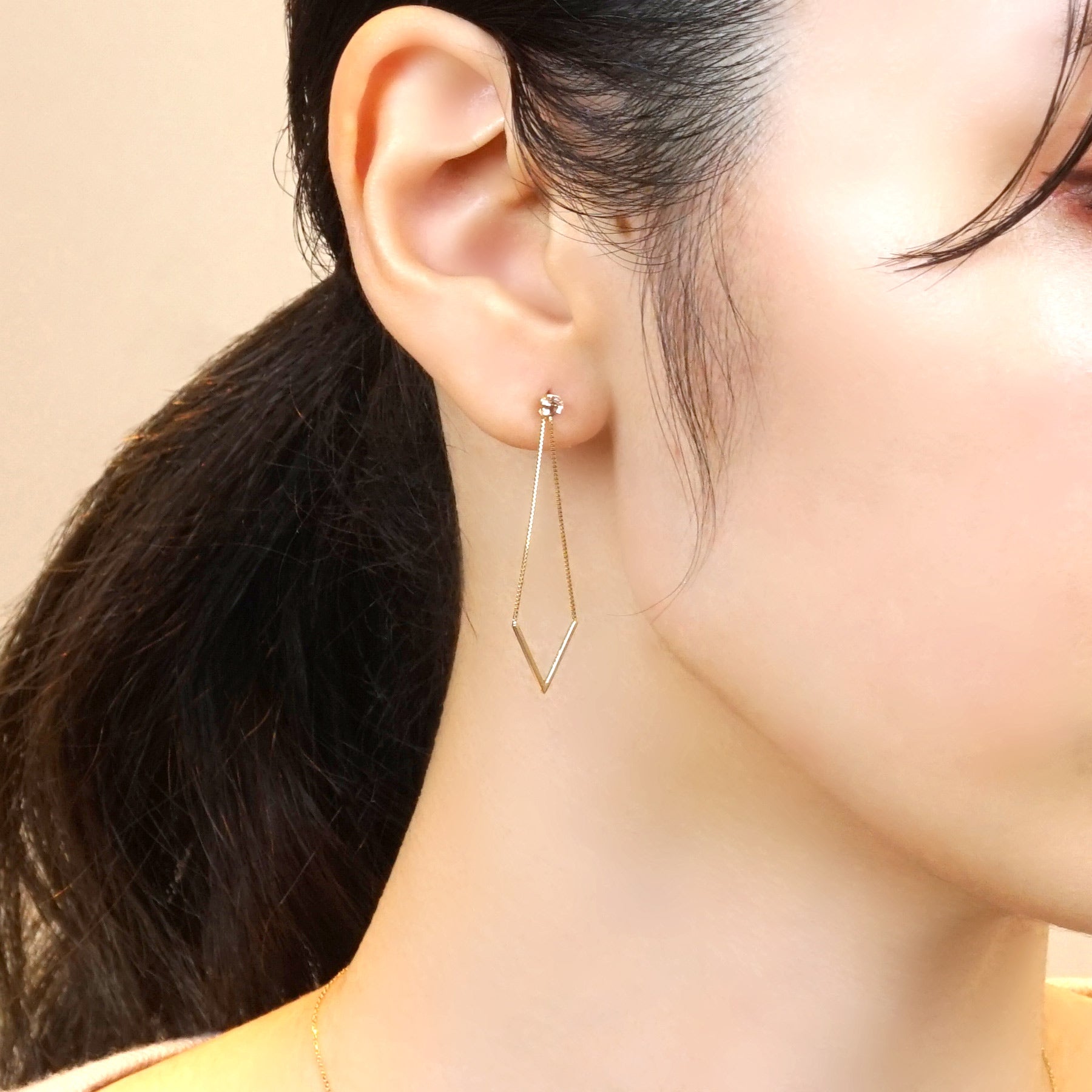 [Second Earrings] 18K Yellow Gold Imperial Garnet Earrings - Model Image