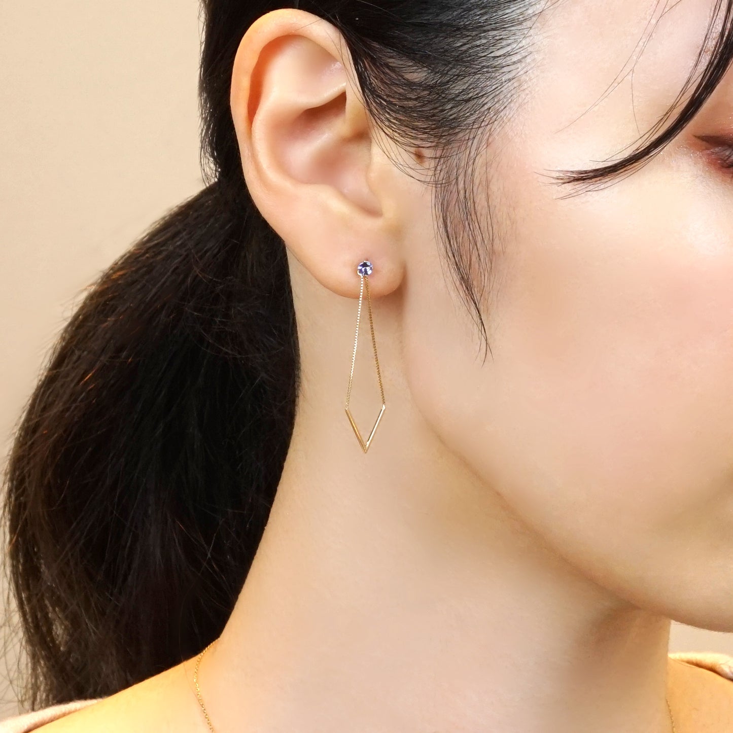 [Second Earrings] 18K Yellow Gold Tanzanite Earrings - Model Image