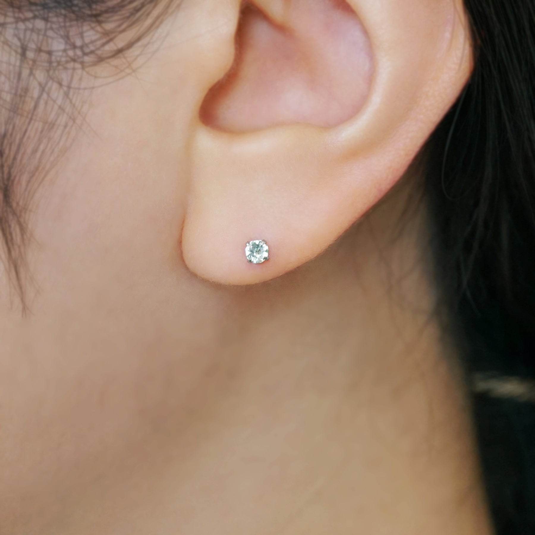 [Second Earrings] Platinum Green Sapphire Earrings - Model Image
