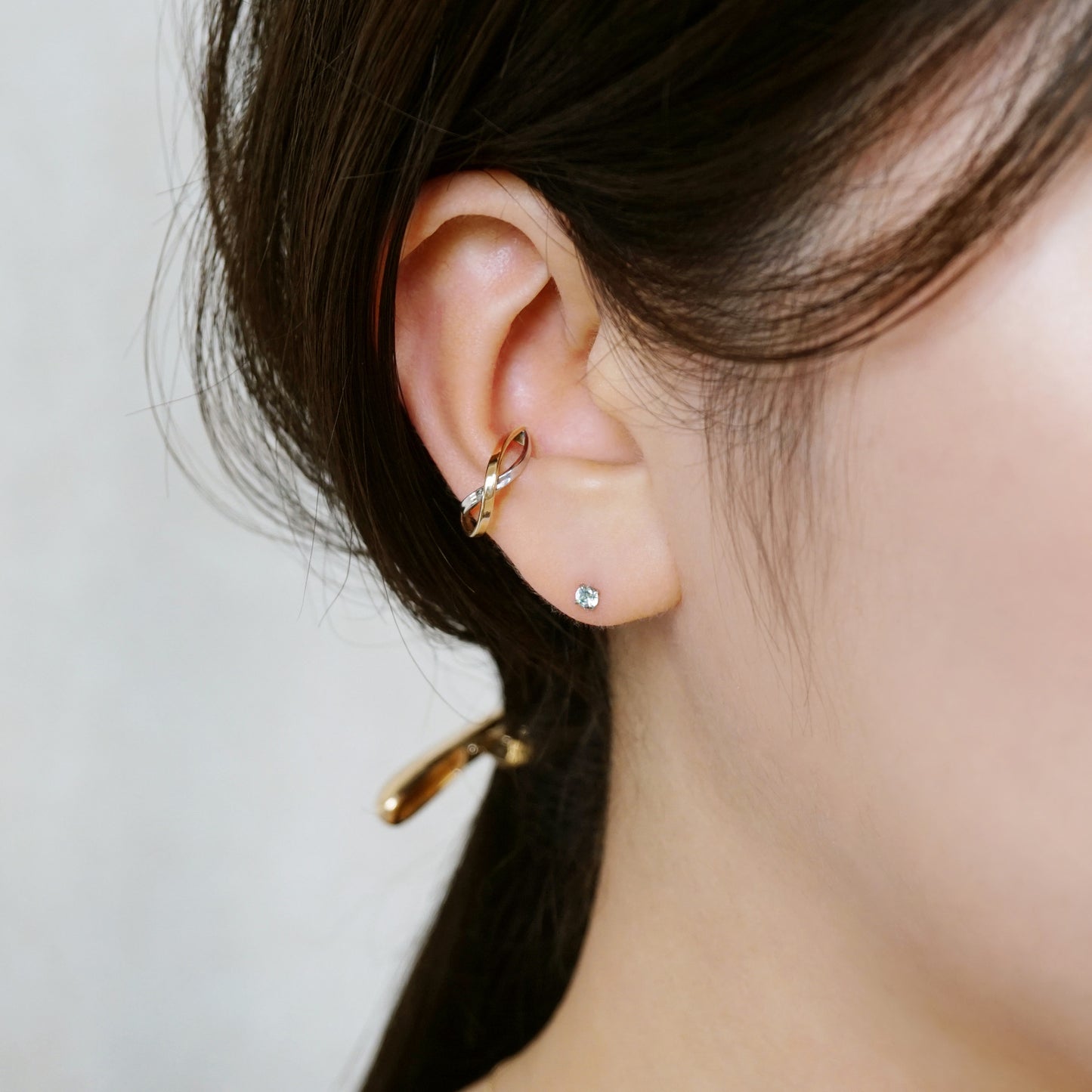 [Second Earrings] Platinum Green Sapphire Earrings - Model Image