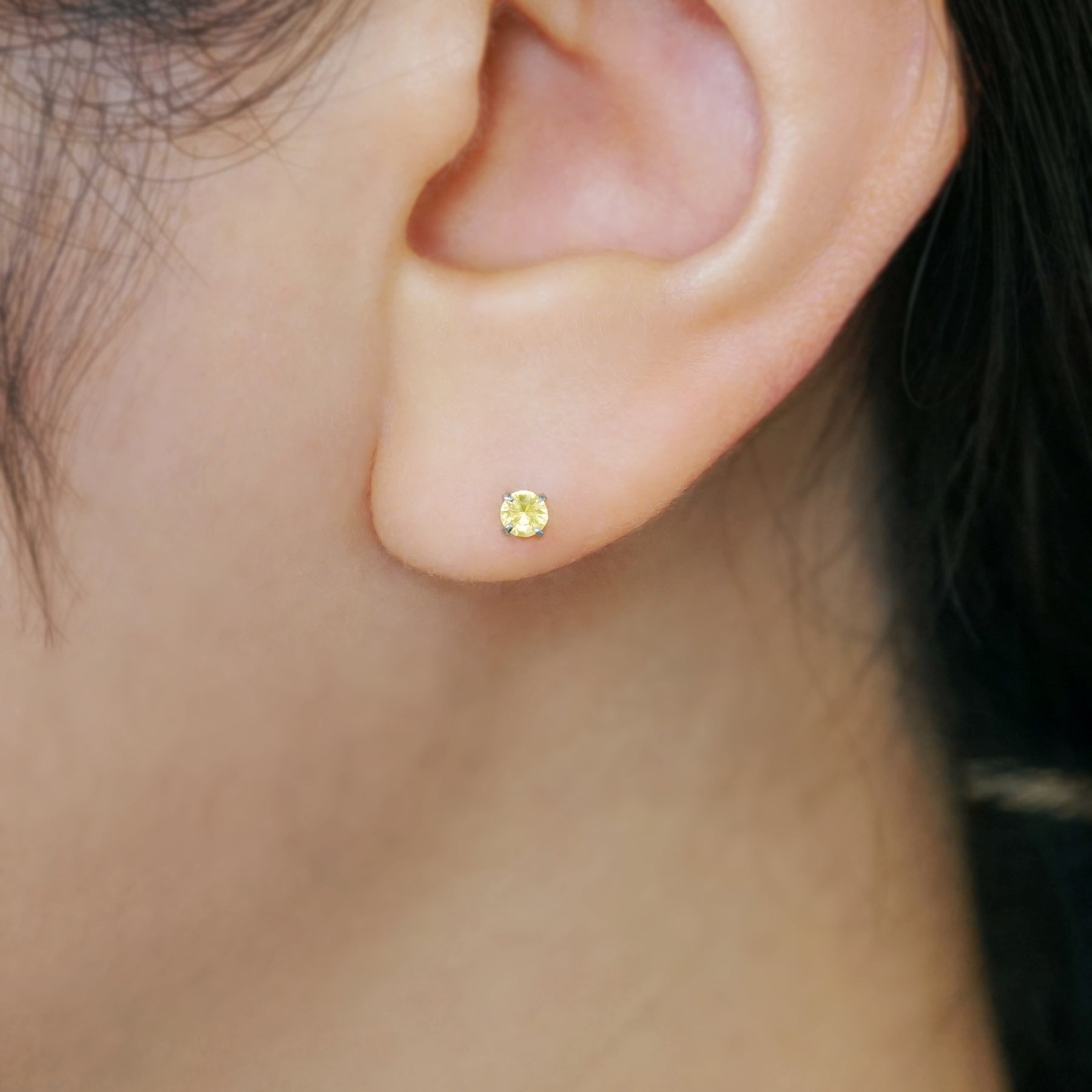 [Second Earrings] Platinum Yellow Sapphire Earrings - Model Image