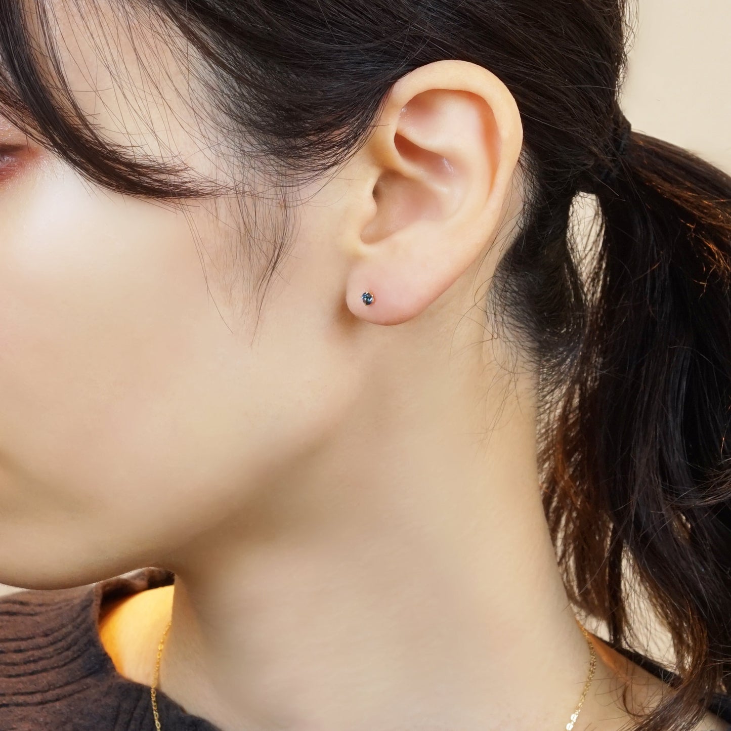 [Second Earrings] 18K Yellow Gold London Blue Topaz Earrings - Model Image